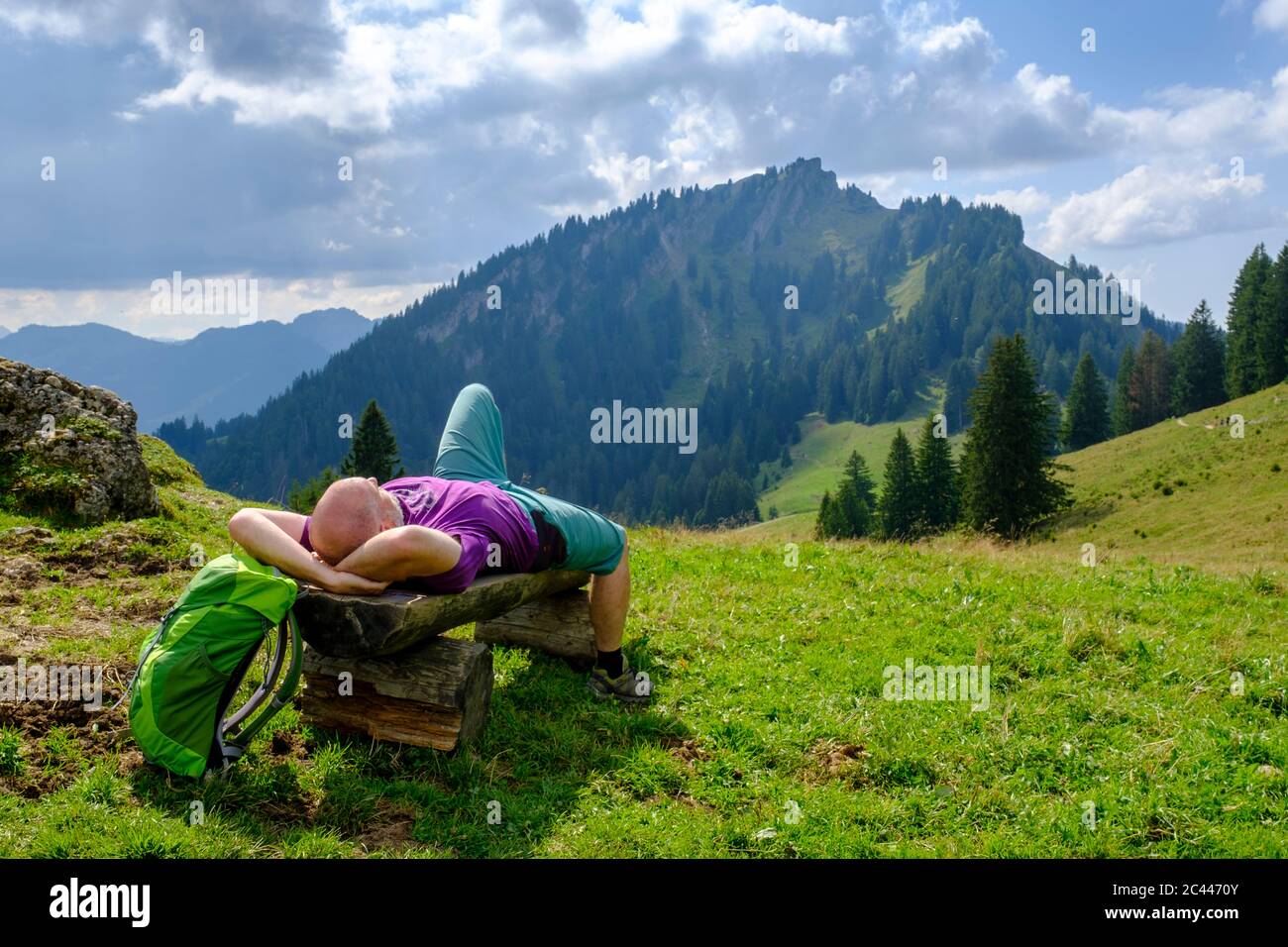 Allemagne, Bavière, Berlin, Male hiker prendre pause sur banc à Allgau Alpes Banque D'Images