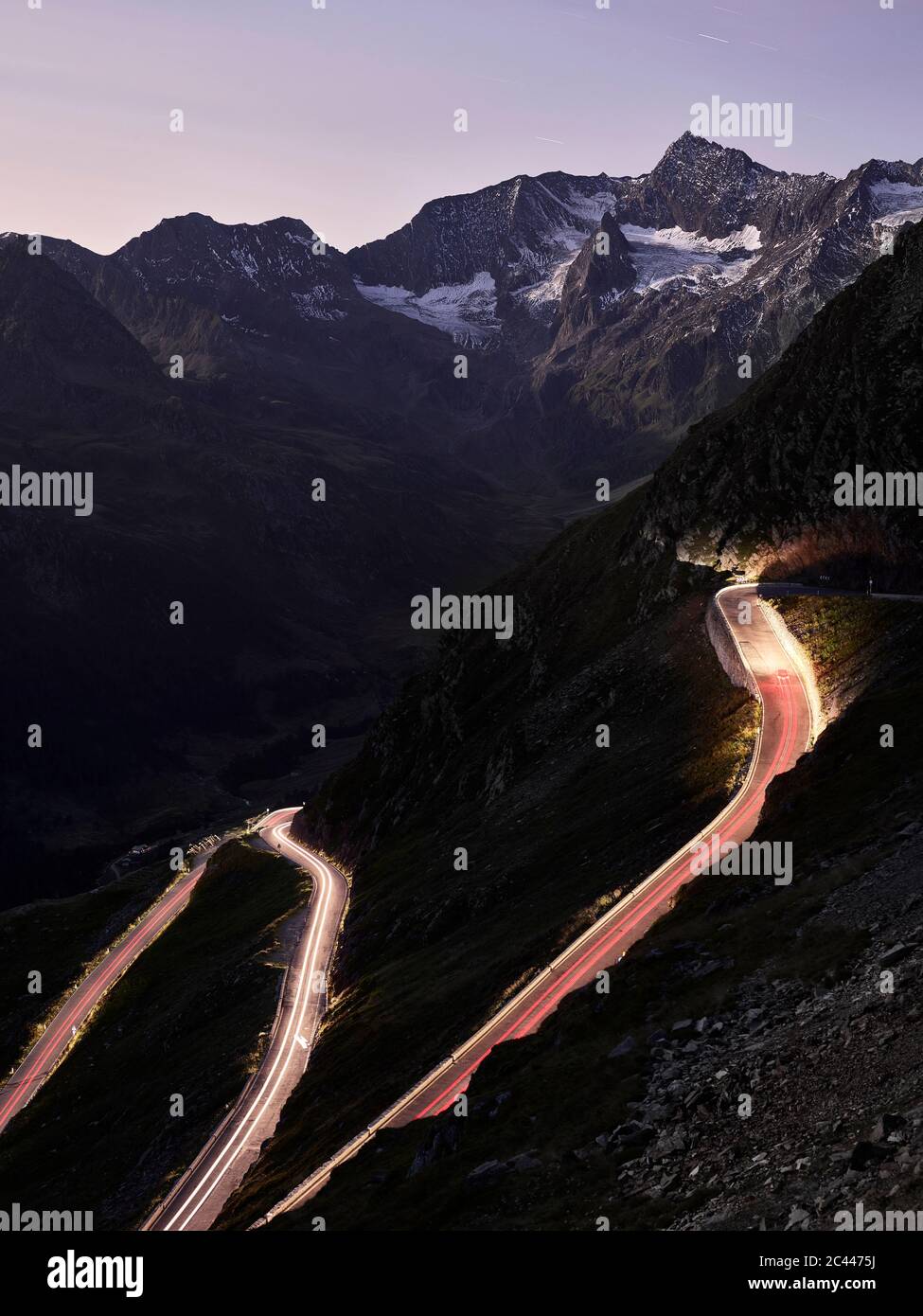 High angle view of light trails sur le col de montagne contre le ciel au crépuscule, le Tyrol du Sud, Italie Banque D'Images