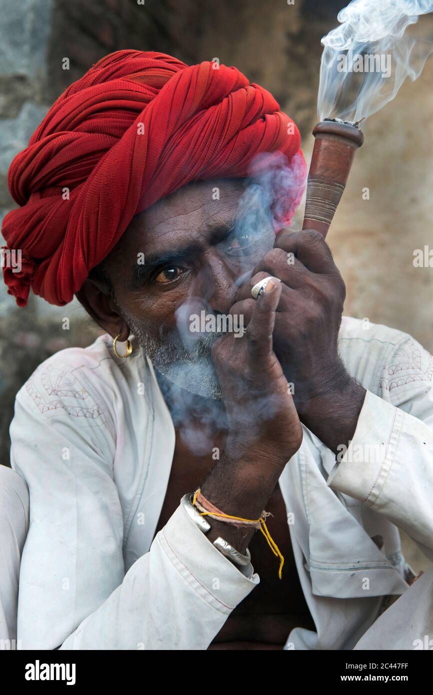 L'image de Shepherds fumage dans le village de Jawai-Bera, Rajasthan, Inde, asie Banque D'Images