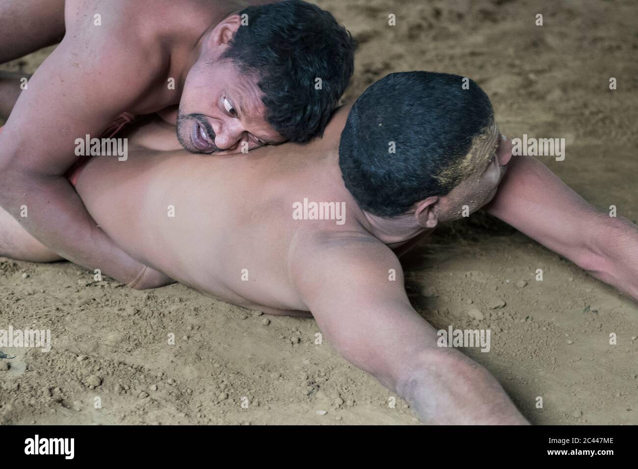 L'image de l'ancienne tradition de lutte indienne, connue sous le nom de kushti, prospère à Varanasi Ghats, UP, Inde, Asie Banque D'Images