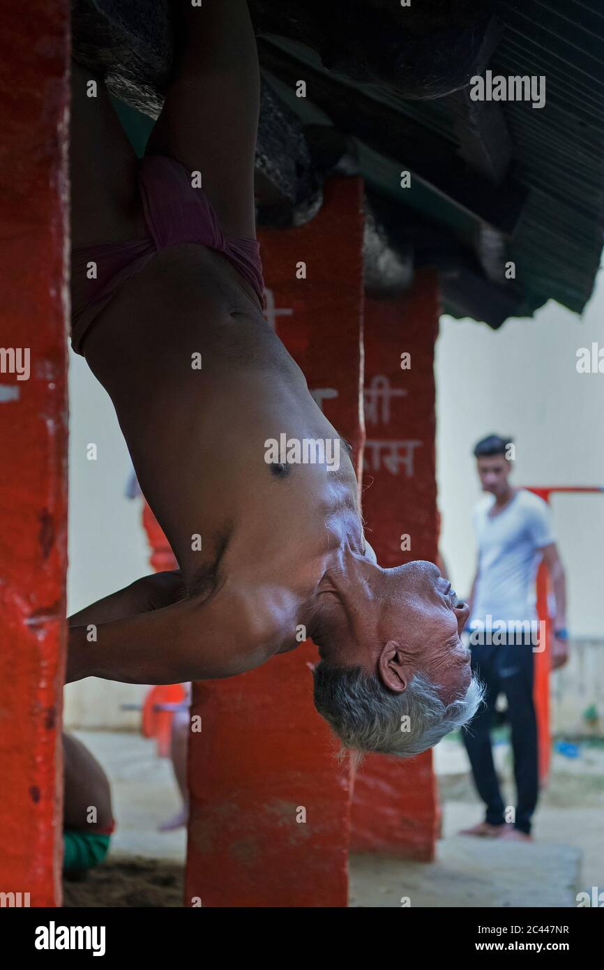 L'image de l'exersice d'échauffement pour la tradition ancienne de lutte indienne, connu sous le nom de kushti, prospère à Varanasi Ghats, UP, Inde, Asie Banque D'Images