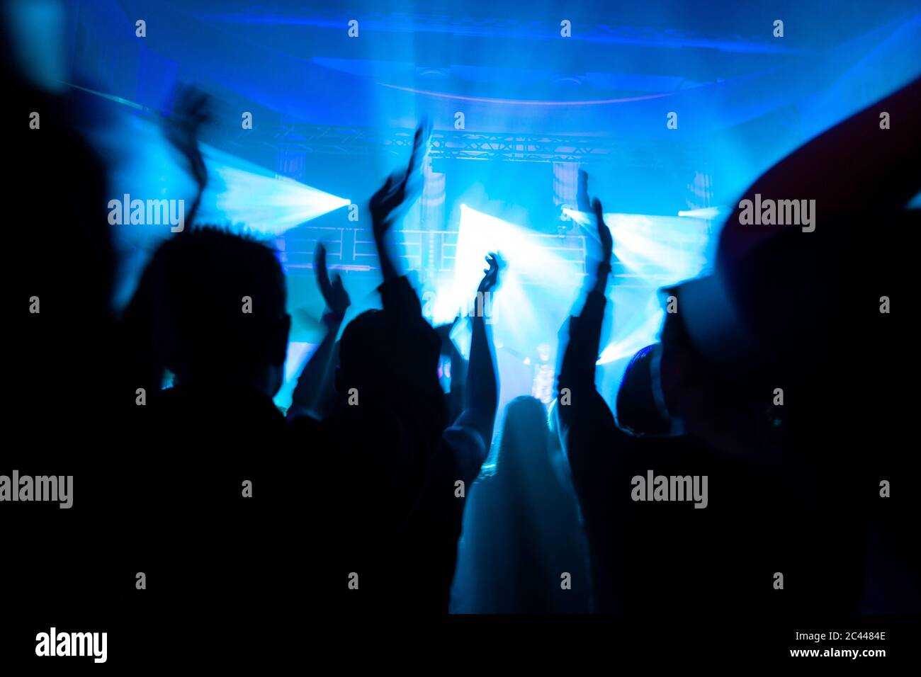 La foule applaudisse pendant le festival de musique électronique Banque D'Images
