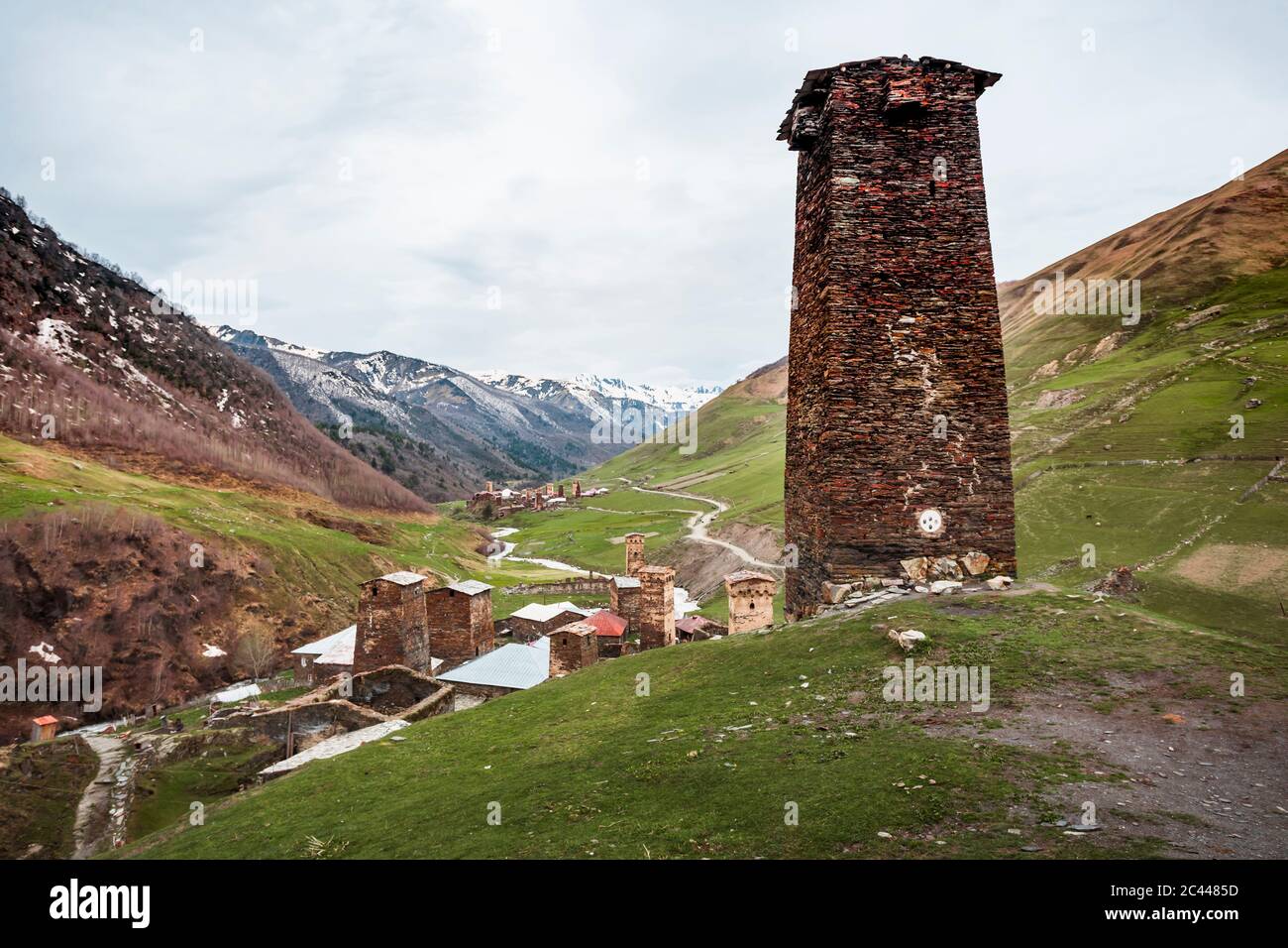 Géorgie, Svaneti, Ushguli, ancienne tour en briques surplombant le village de montagne médiéval Banque D'Images