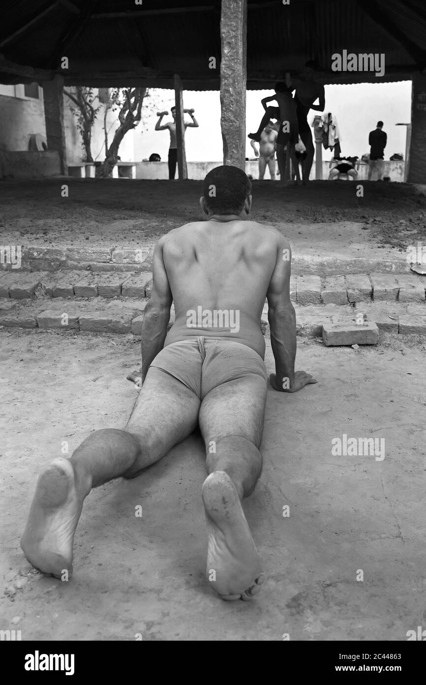 L'image de l'exersice d'échauffement pour la tradition ancienne de lutte indienne, connu sous le nom de kushti, prospère à Varanasi Ghats, UP, Inde, Asie Banque D'Images
