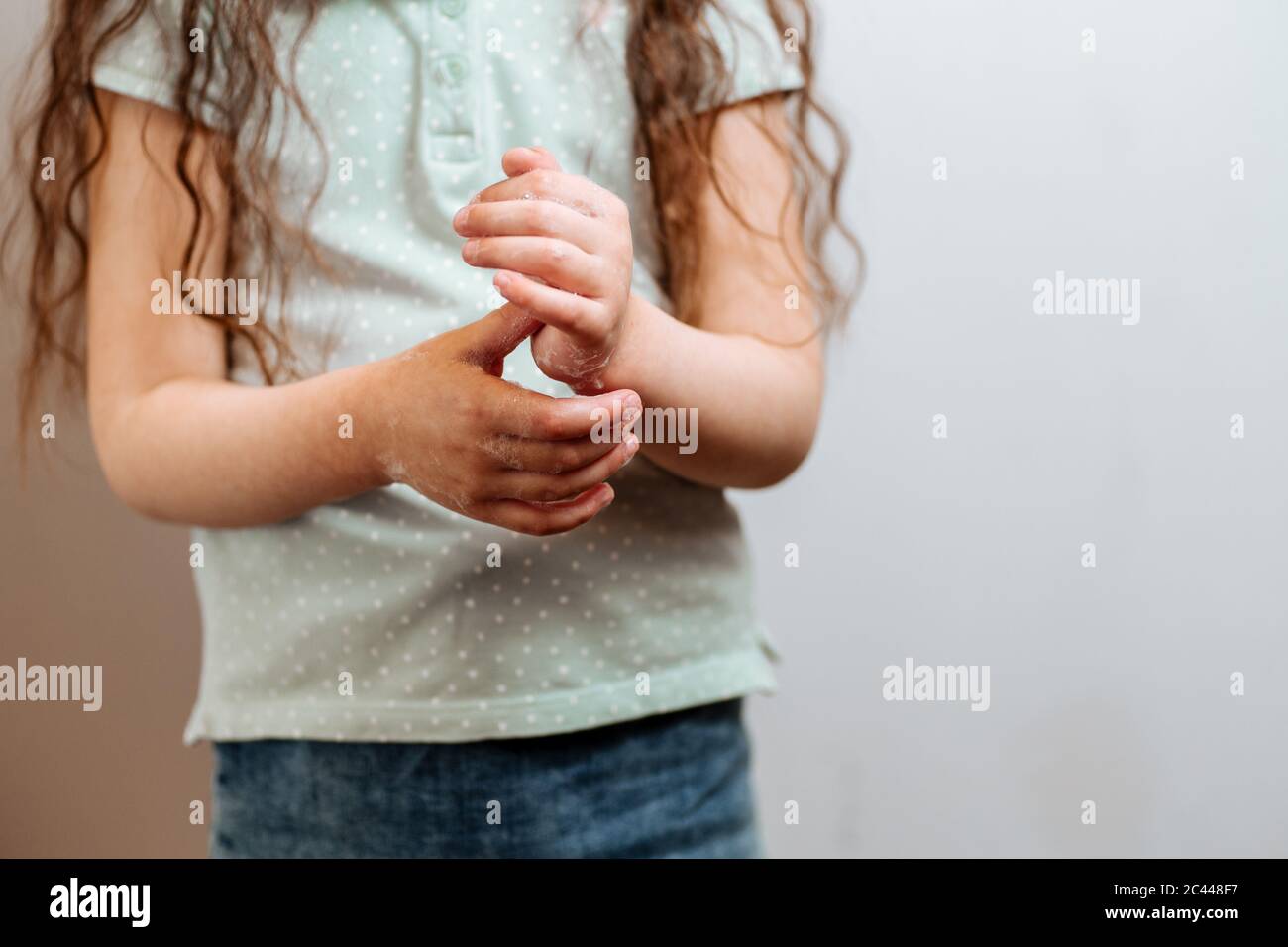 Mains pour enfants en mousse savonneuse. N'oubliez pas de se laver les mains Banque D'Images