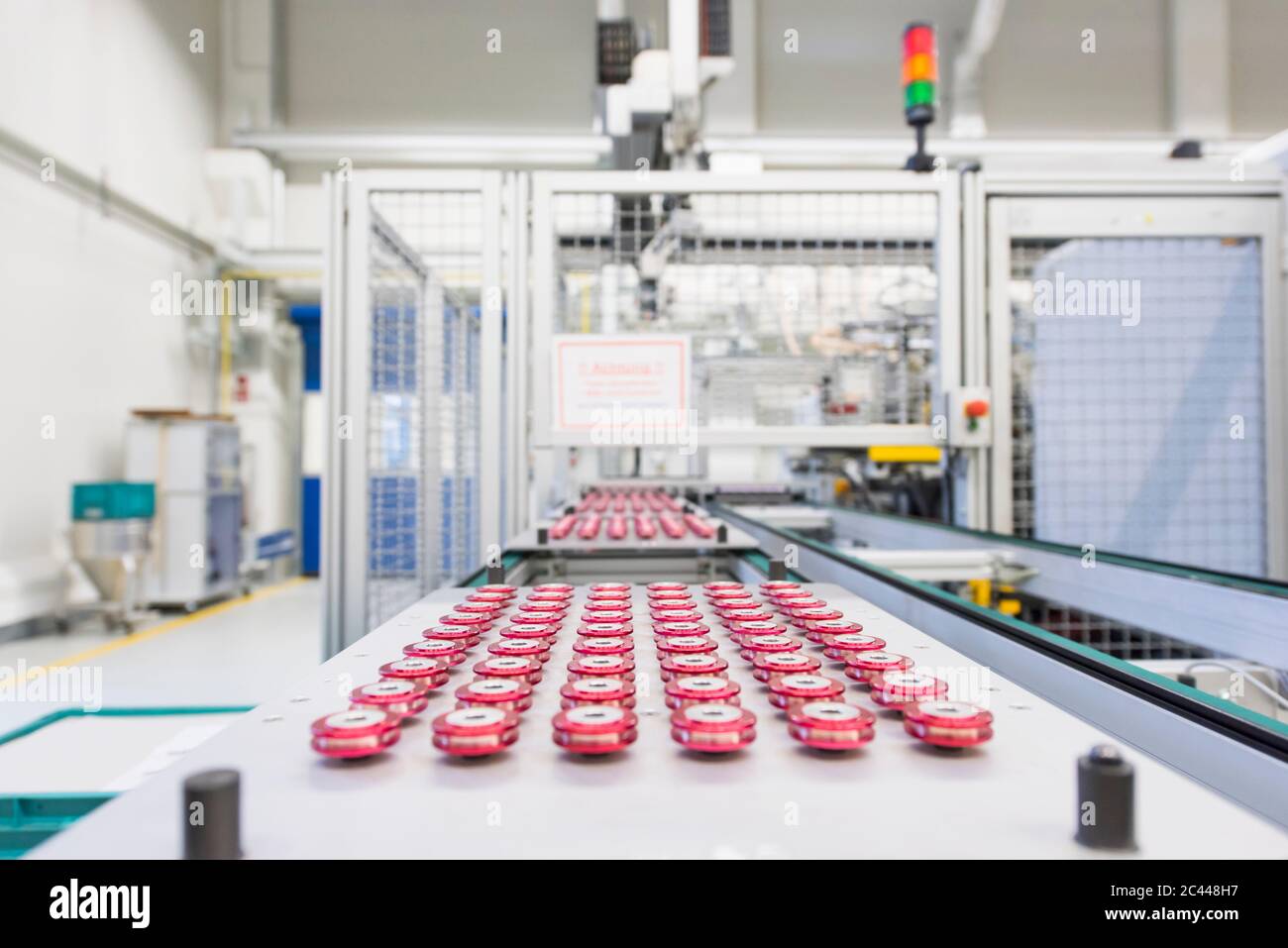 Produits sur tapis transporteur en usine Banque D'Images