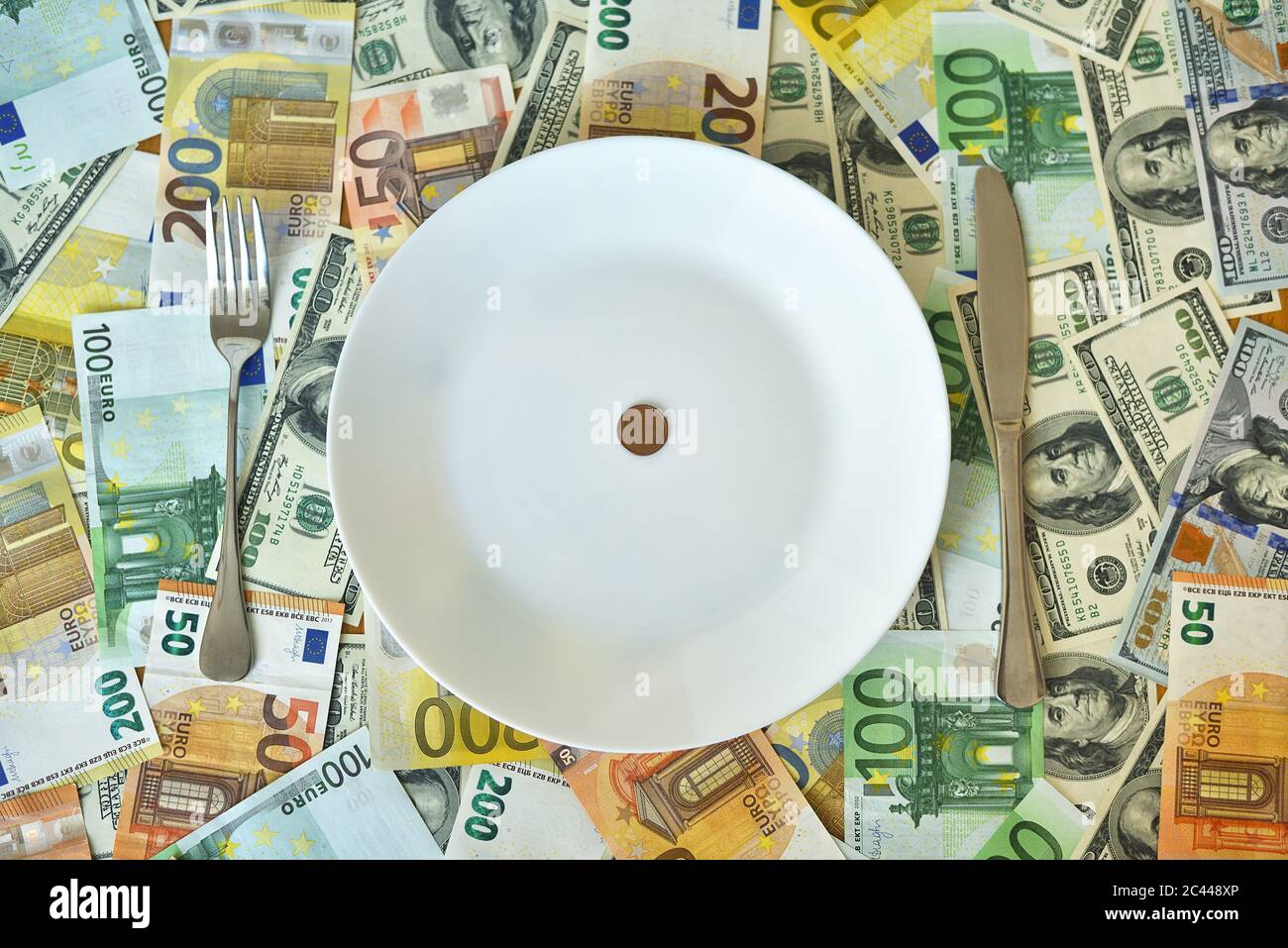 Pièce de monnaie euro cent sur une assiette blanche avec fourchette et couteau Banque D'Images