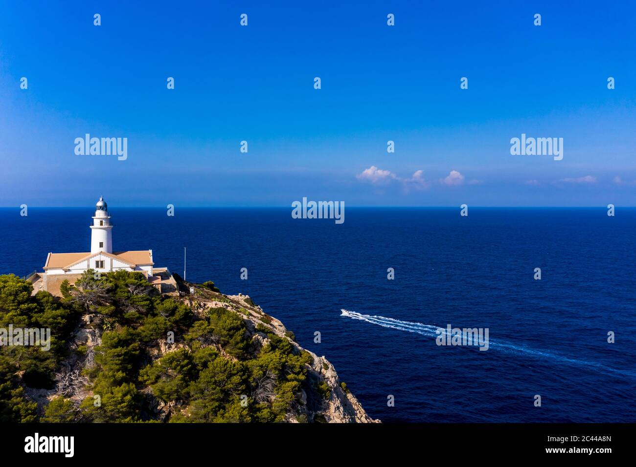 Espagne, Majorque, Cala Ratjada, vue en hélicoptère du phare Far de Capdepera en été Banque D'Images