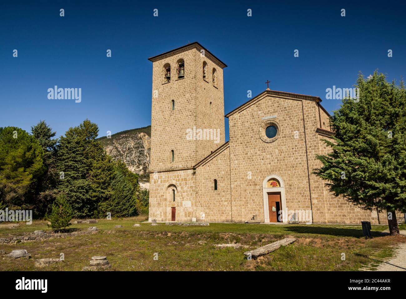 San Vincenzo al Volturno est un monastère bénédictin historique situé dans les territoires des Comunes de Castel San Vincenzo et Rocchetta a Volturno Banque D'Images