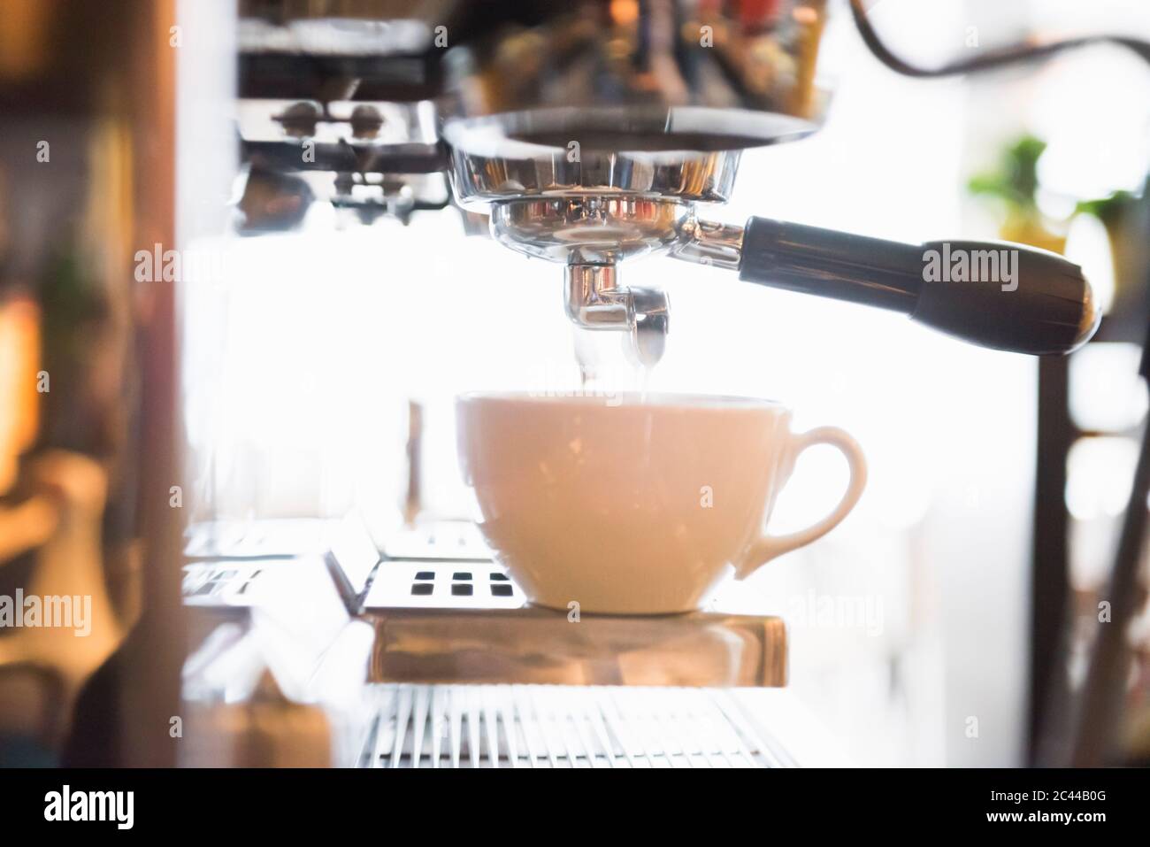 Café versé dans une tasse de la machine à espresso en magasin Banque D'Images