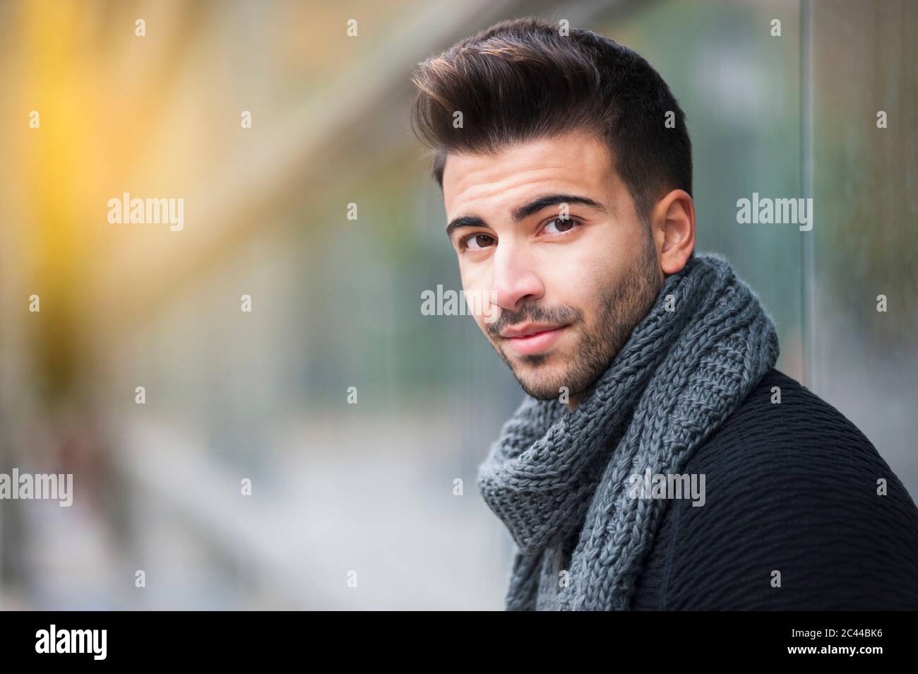 Jeune homme beau avec foulard autour du cou Banque D'Images