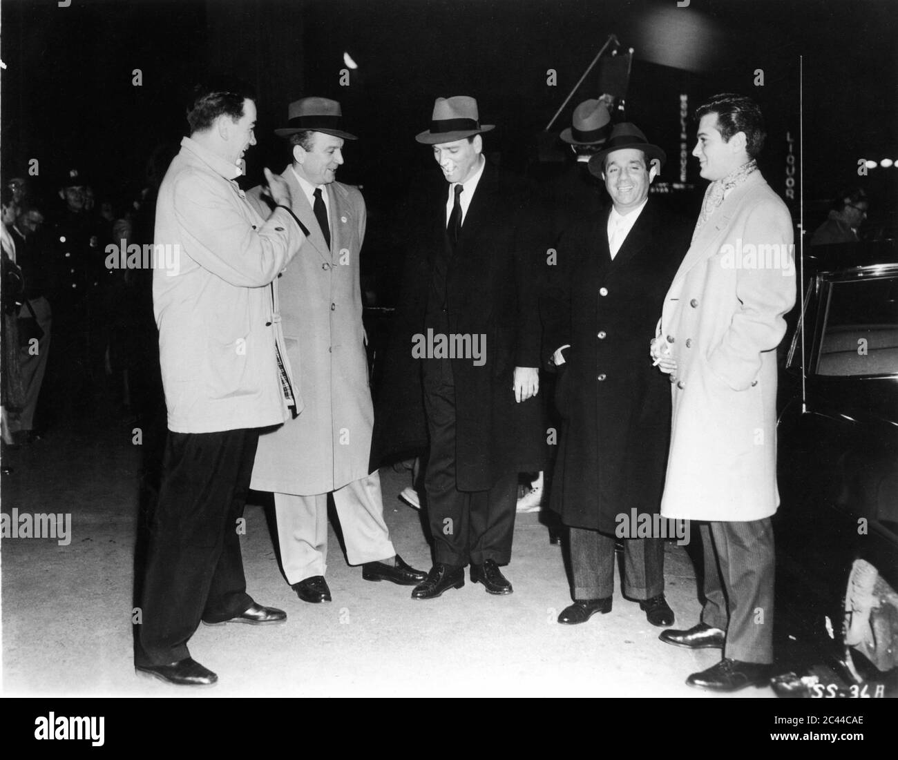 Le réalisateur ALEXANDER MACKENDRICK BURT LANCASTER et TONY CURTIS sur place ont fait du plein de succès pendant le tournage de LA DOUCE ODEUR DU SUCCÈS 1957 roman Ernest Lehman scénario Clifford Odets et Ernest Lehman Norma Productions / Curtleigh Productions / Hecht-Hill-Lancaster Productions / United Artists Banque D'Images