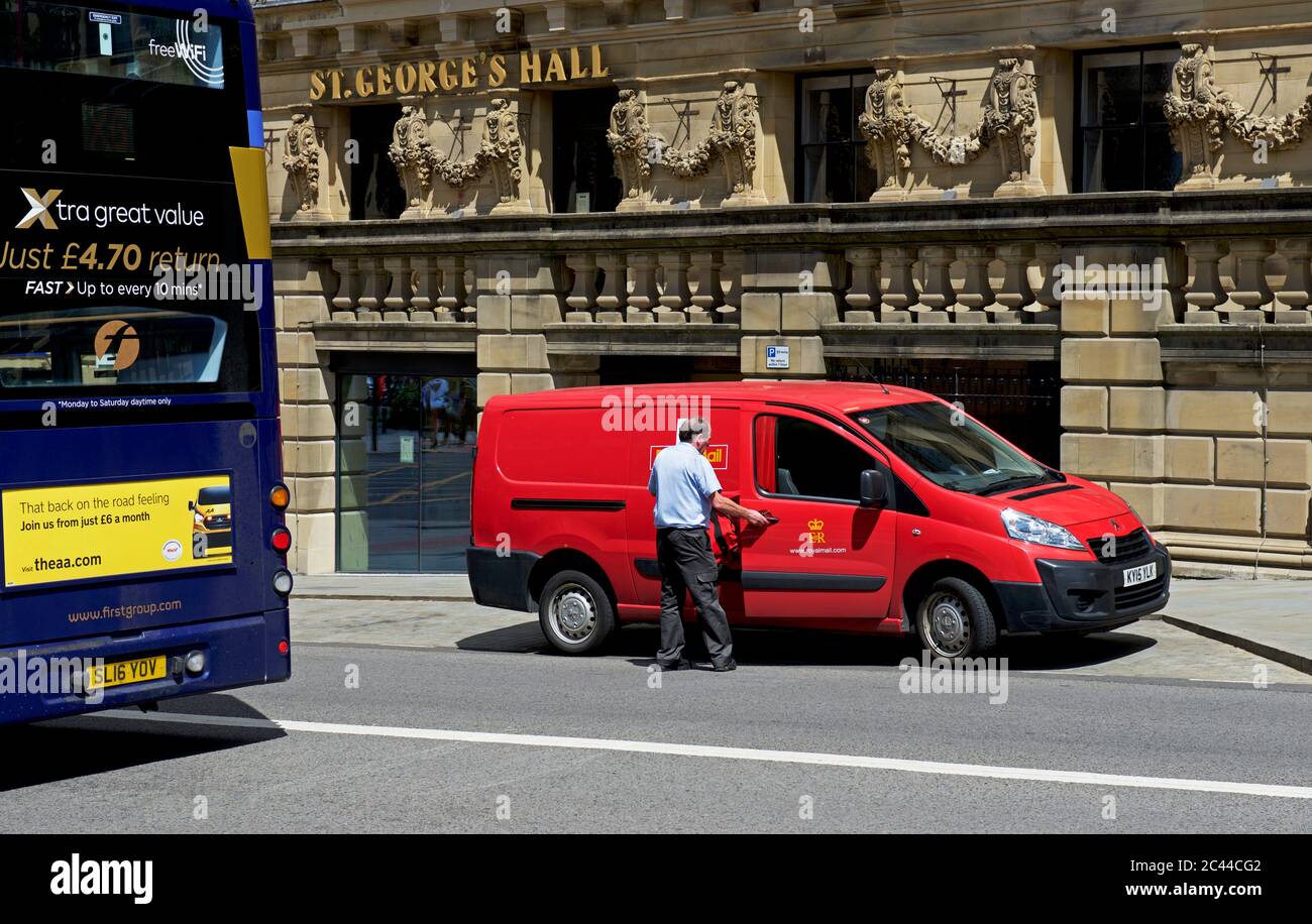 Postman et Royal Mail van, Bradford, West Yorkshire, Angleterre Banque D'Images