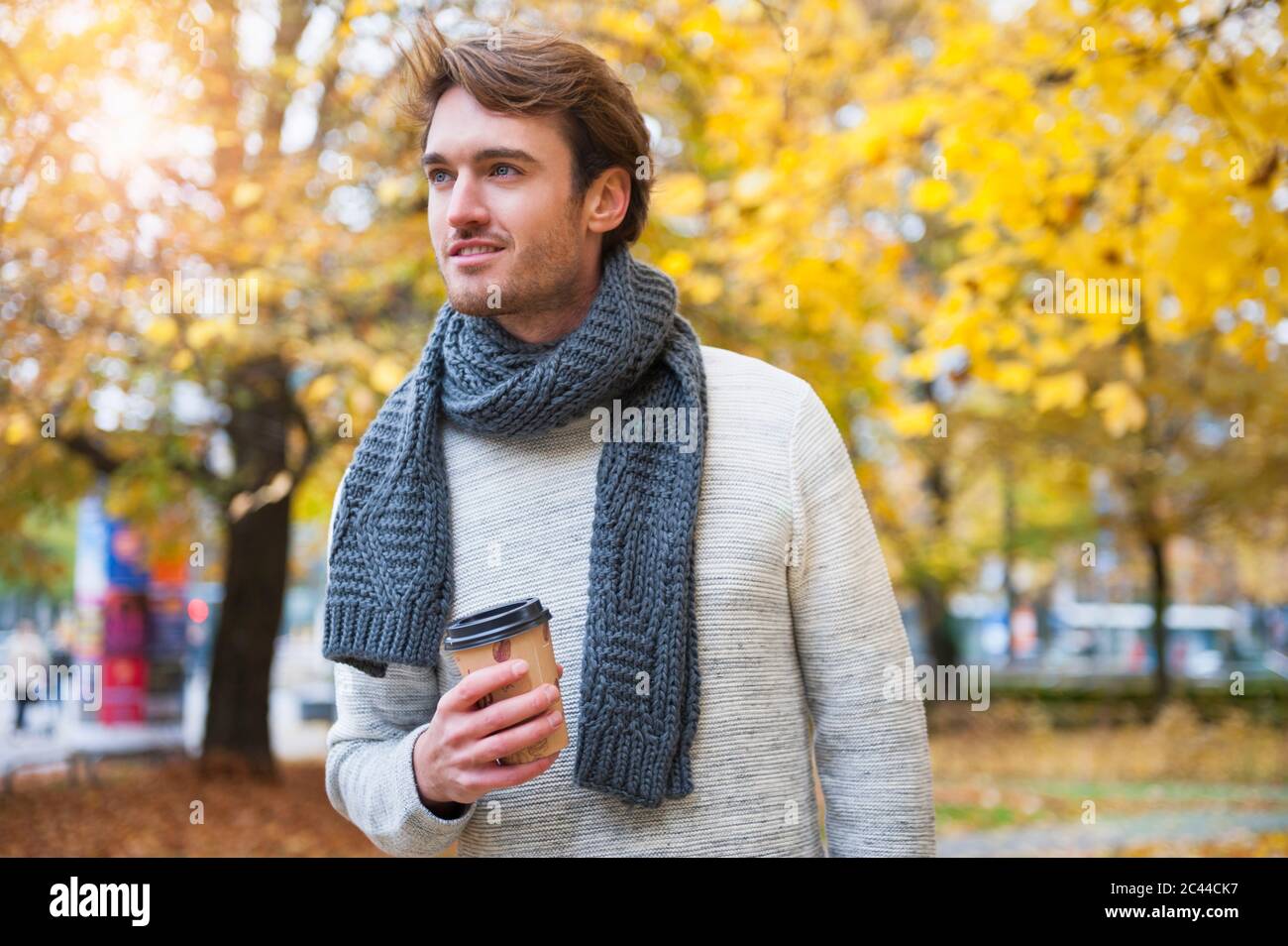 Portrait du jeune homme avec café à aller en automne Banque D'Images