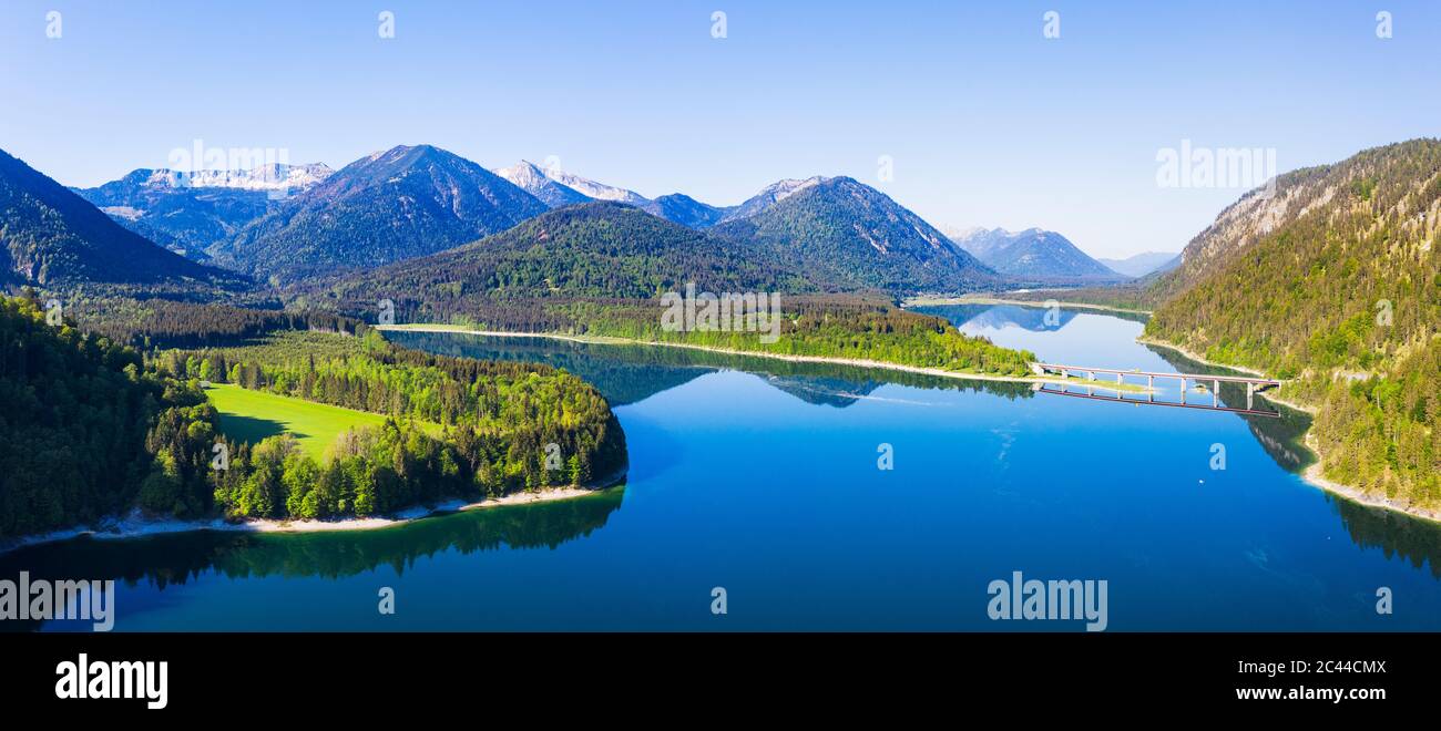 Allemagne, Bavière, Lenggries, réservoir de Sylvenstein au printemps avec Faller-Klamm-Brucke en arrière-plan Banque D'Images