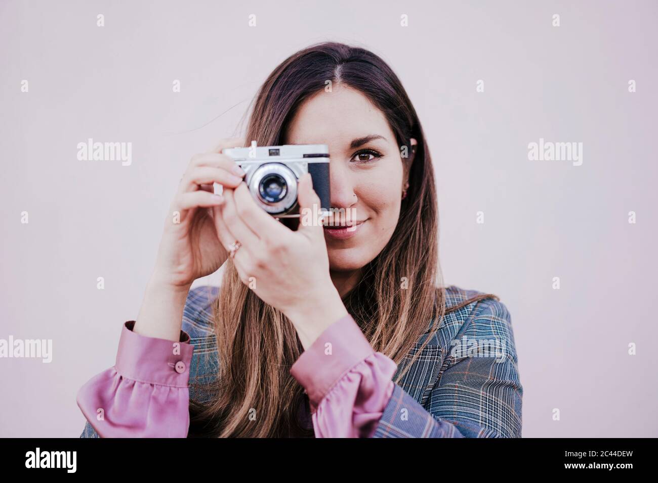 Portrait d'une femme souriante avec un appareil photo vintage Banque D'Images