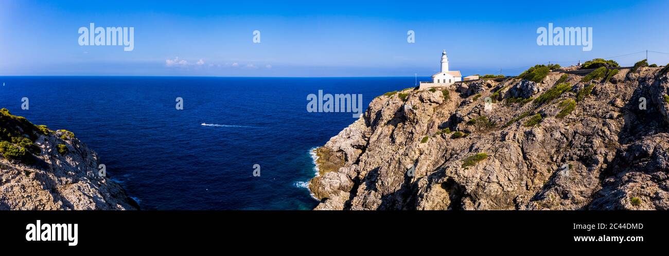 Espagne, Majorque, Cala Ratjada, vue en hélicoptère du phare Far de Capdepera en été Banque D'Images