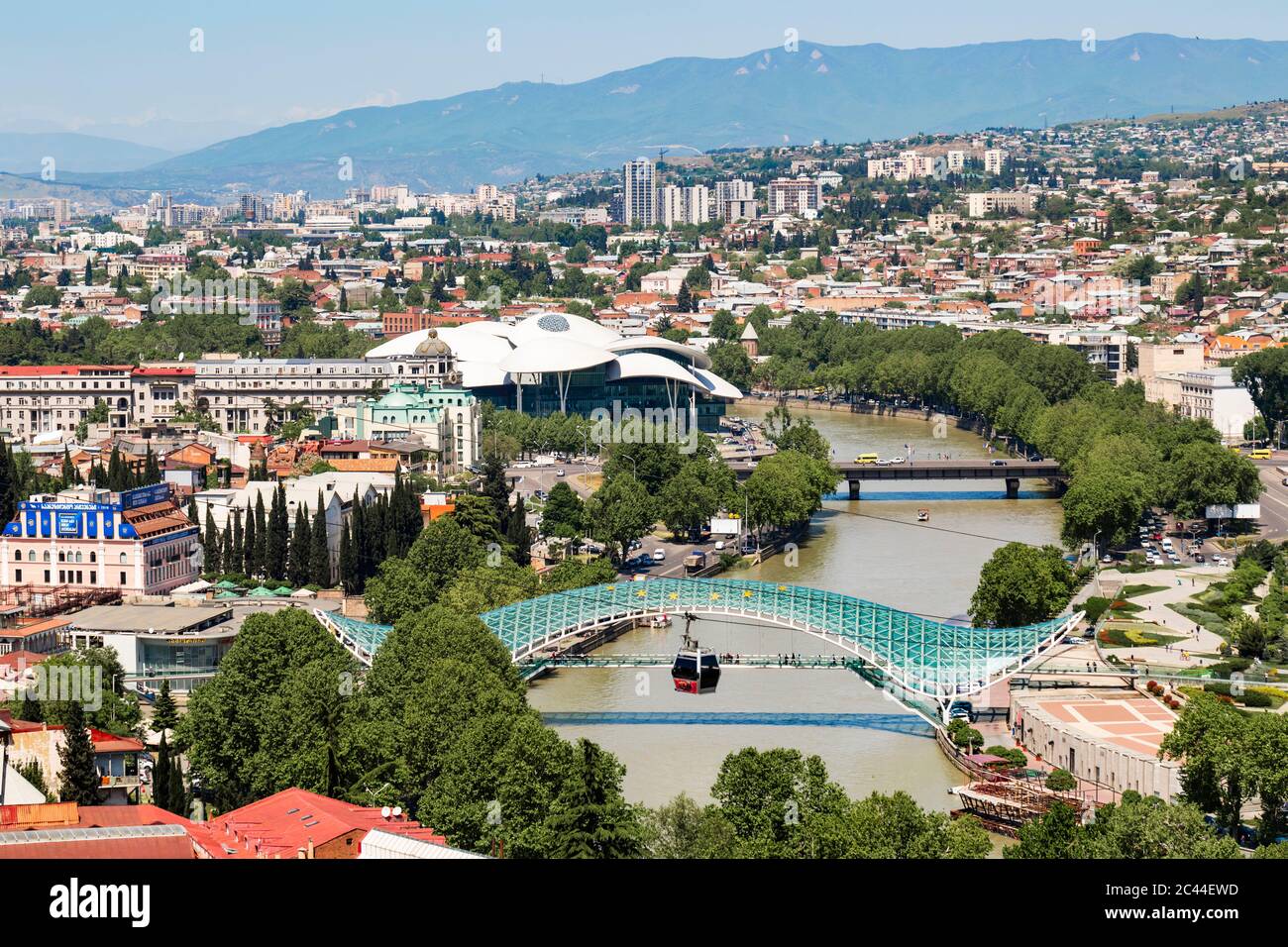 Pont de paix sur la rivière Kura contre le paysage urbain, Tbilissi, Géorgie Banque D'Images