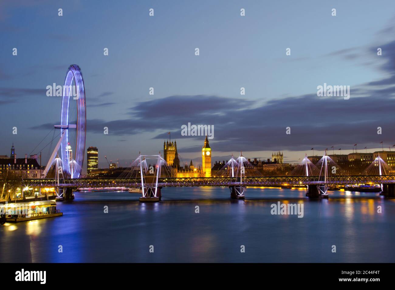 LONDRES, Royaume-Uni - 23 MARS 2014 : paysage urbain de Londres de nuit avec le London Eye, le Parlement et le pont Hungerford Banque D'Images