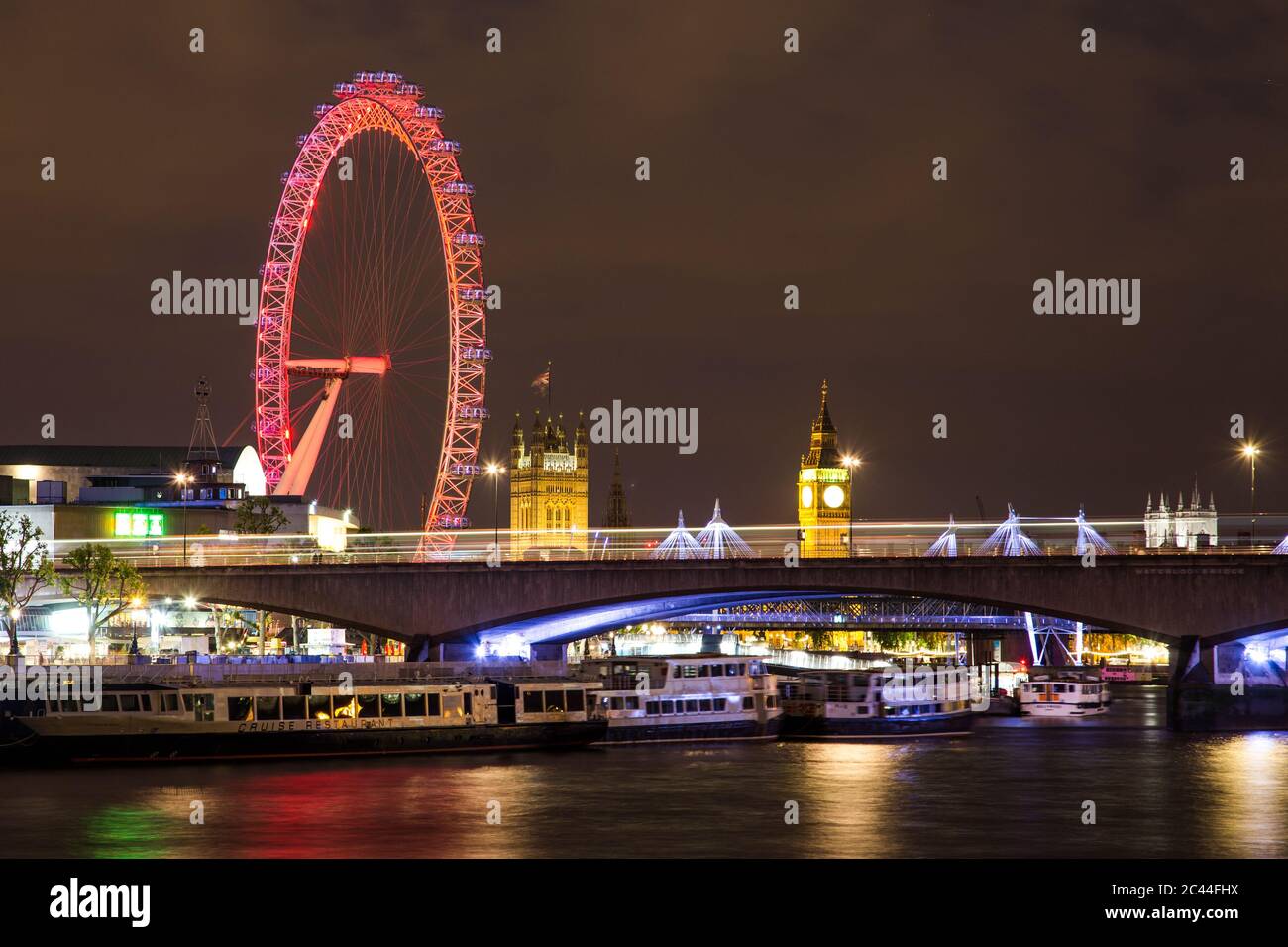 LONDRES, Royaume-Uni - 27 JUIN 2016 : vue vers Westminster montrant le London Eye, Big Ben et le Waterloo Bridge. Banque D'Images