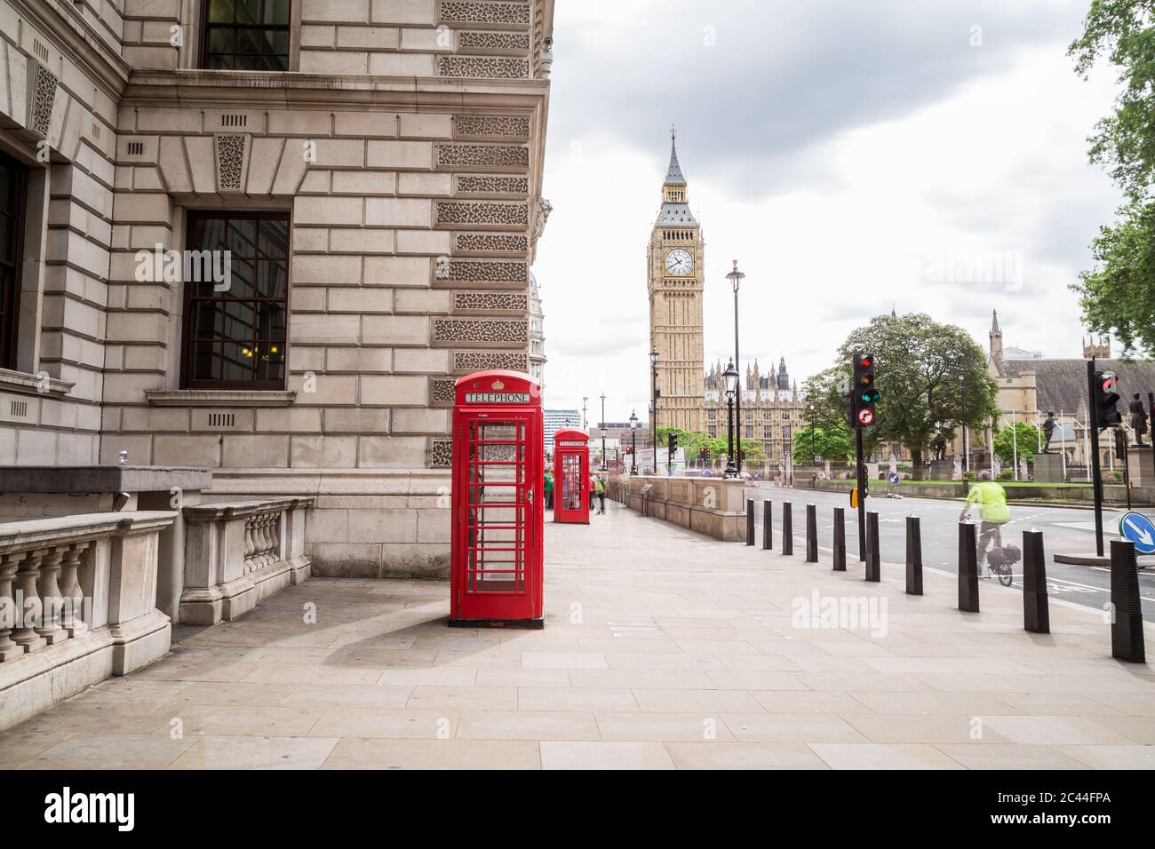LONDRES, Royaume-Uni - 28 JUIN 2016 : une vue vers Big Ben et Elizabeth Tower pendant la journée. Les boîtes de téléphone et les personnes rouges sont visibles au premier plan. Banque D'Images