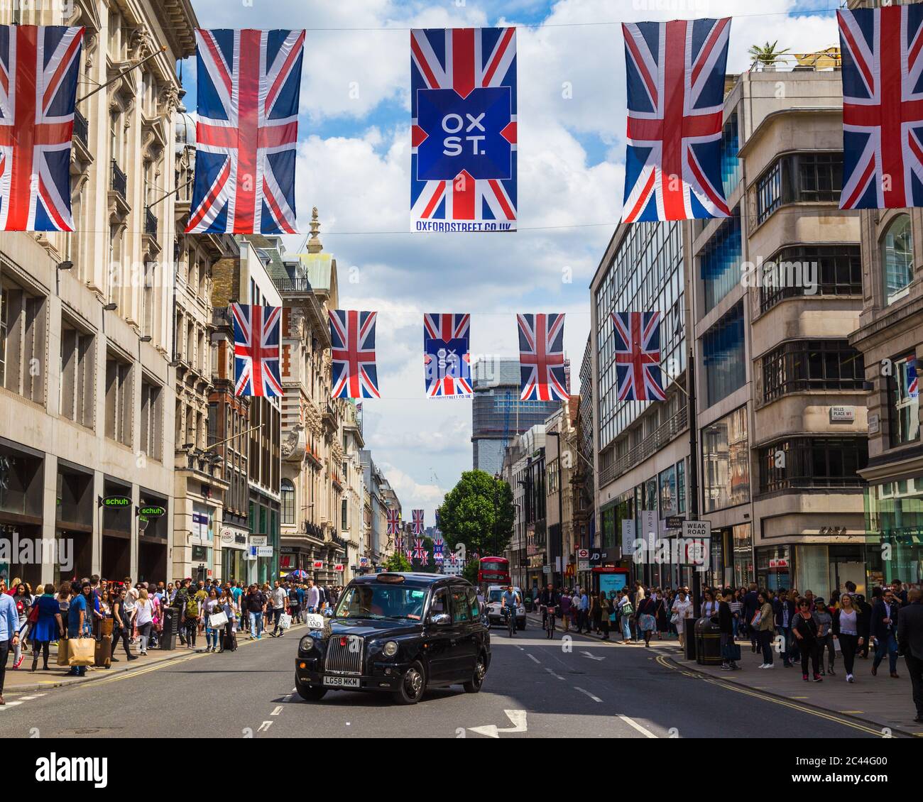 LONDRES, Royaume-Uni - 28 JUIN 2016 : une vue sur Oxford Street à Londres pendant la journée. Un taxi londonien noir, des drapeaux de prise Union et beaucoup de gens peuvent être vus Banque D'Images