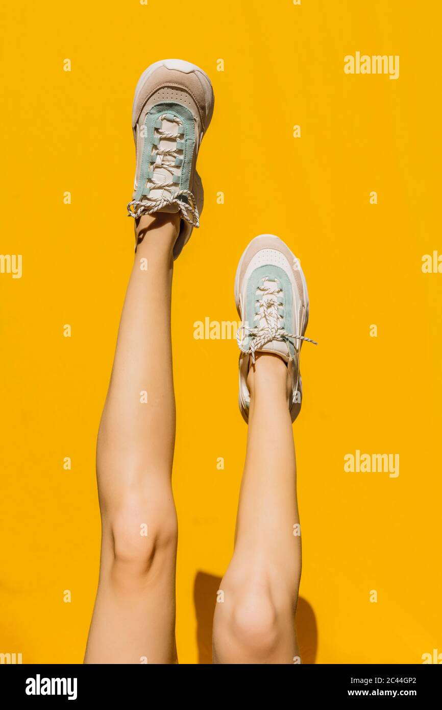 Les jambes sont jaunes Banque de photographies et d’images à haute résolution Alamy
