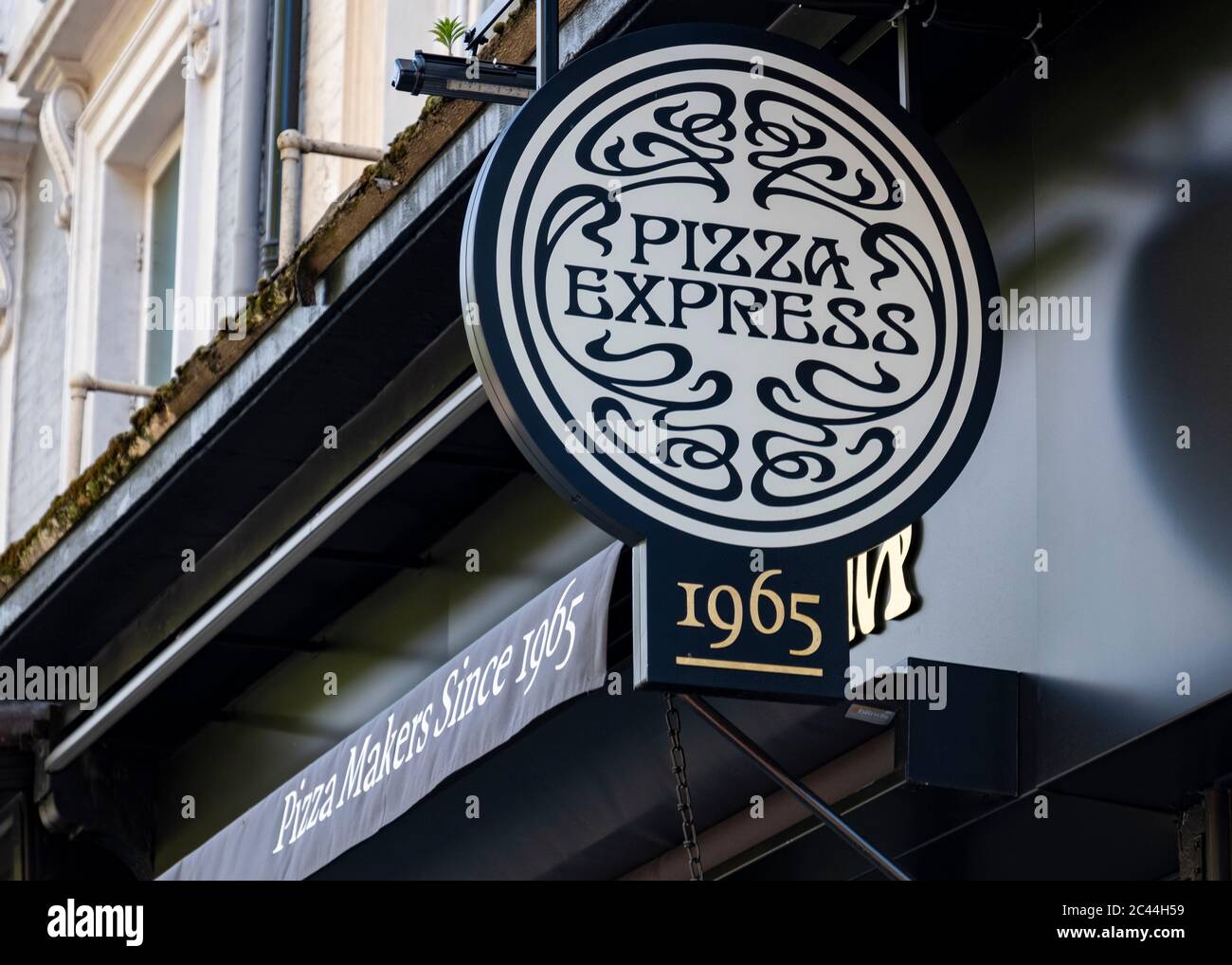 LONDRES - MARS 2019 : enseignes extérieures du magasin Pizza Express. Un grand groupe de restaurants de pizza britannique Banque D'Images