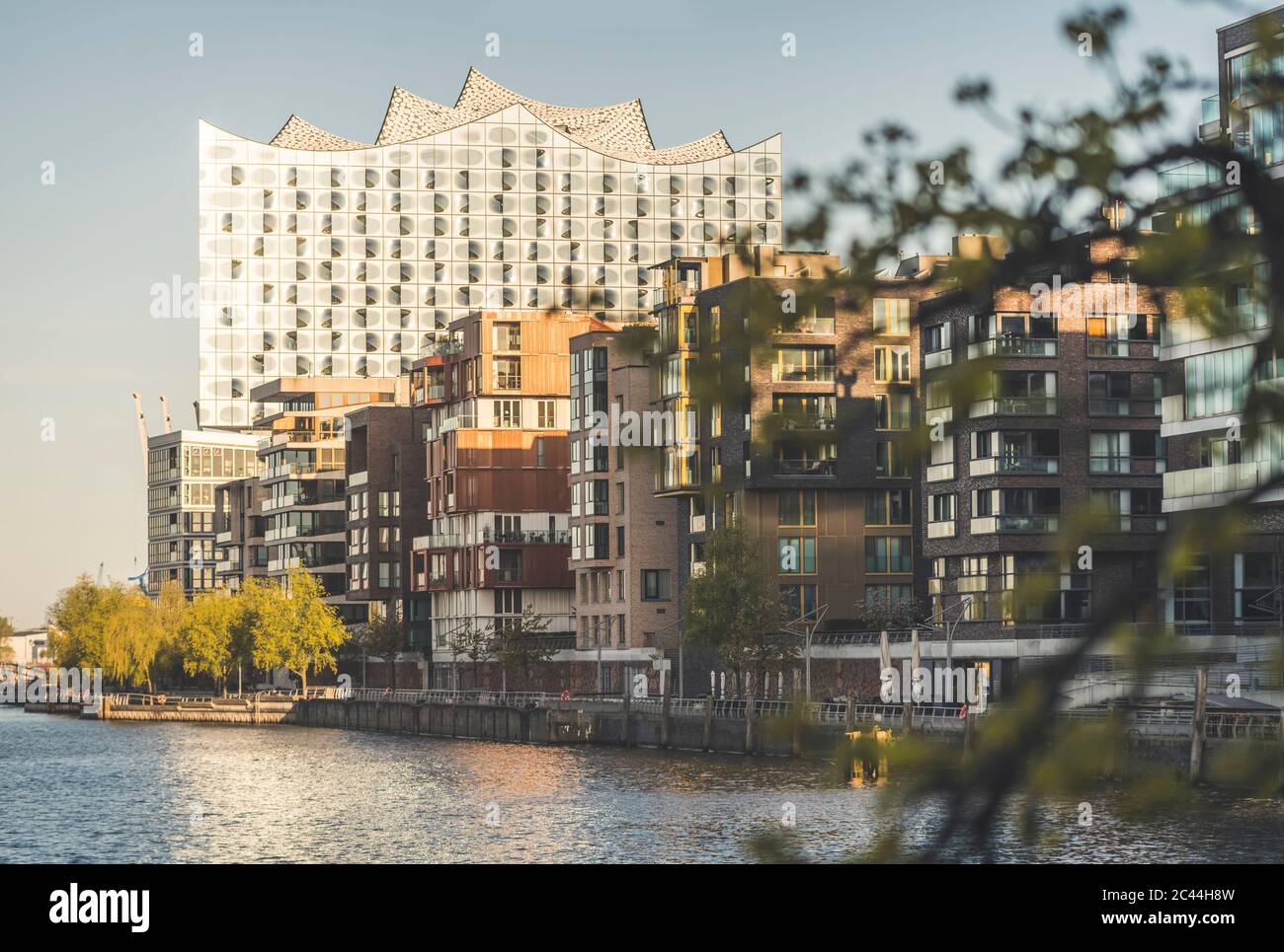 Allemagne, Hambourg, Riverside maisons en face d'Elbphilharmonie Banque D'Images