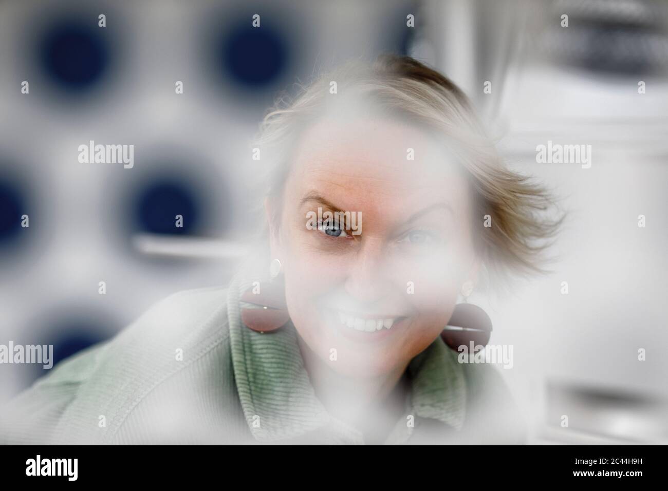 Portrait of smiling mature woman in city Banque D'Images