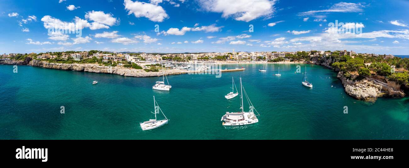 Espagne, Baléares, Mallorca, Porto Cristo, Cala Manacor, côte avec villas et port naturel Banque D'Images