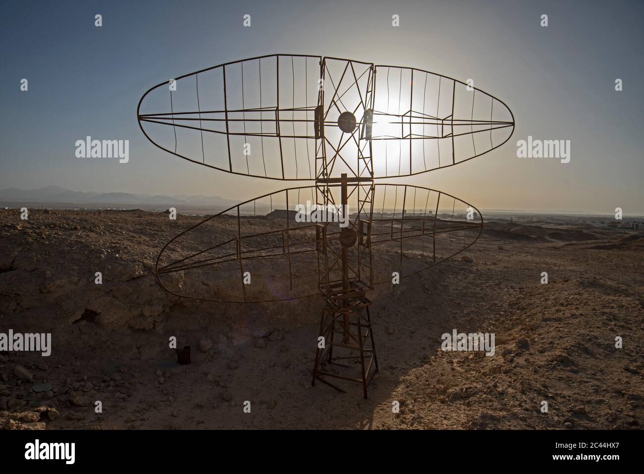 Gros plan de l'ancienne antenne radar militaire abandonnée dans un paysage désertique africain isolé avec coucher de soleil Banque D'Images