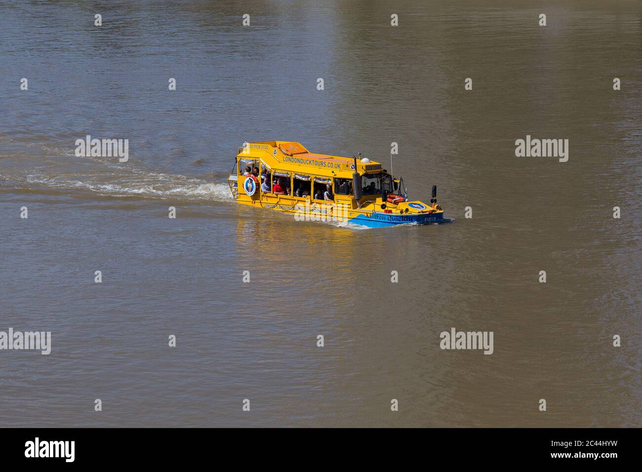 LONDRES, Royaume-Uni - 18 JUILLET 2015 : un bateau London Duck Tour dans la Tamise pendant la journée. On peut voir les gens sur le bateau. Banque D'Images
