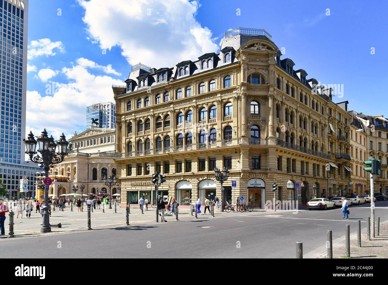 Francfort-sur-le-main, Allemagne - juin 2020: Bâtiment historique avec siège de la banque allemande "Commerzbank" à l'intérieur du centre-ville avec des personnes marchant Banque D'Images