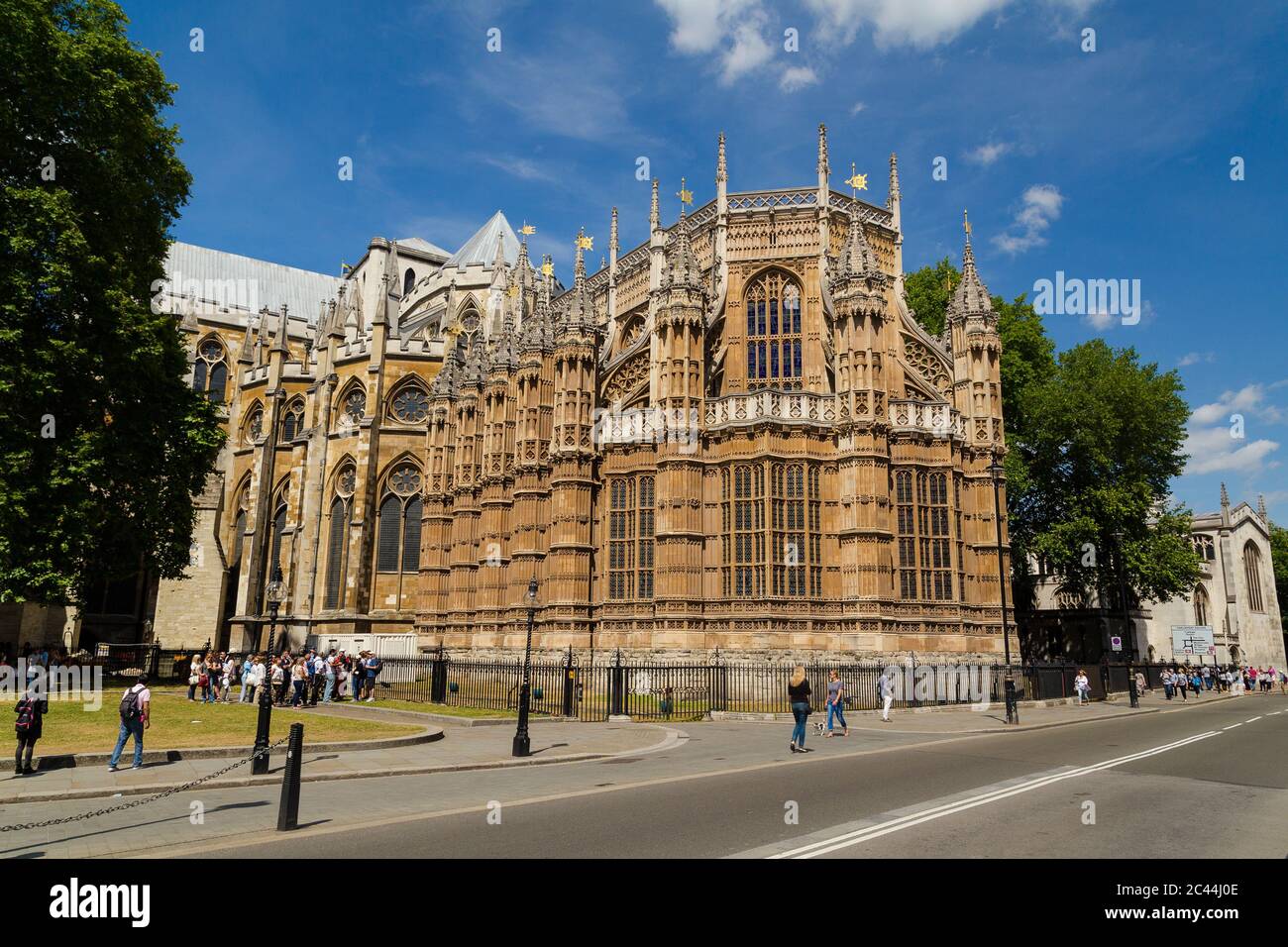 LONDRES, Royaume-Uni - 18 JUILLET 2015 : l'extérieur d'une partie de l'abbaye de Westminster pendant la journée. On peut voir les gens à l'extérieur. Banque D'Images
