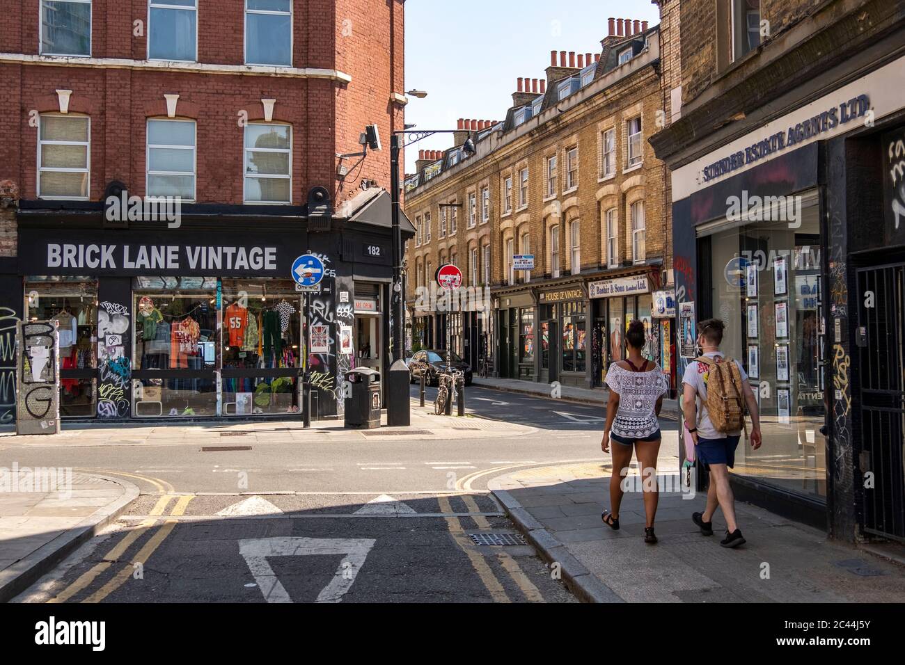 LONDRES- JUIN 2020 : Brick Lane, une rue historique dans l'est de Londres, remarquable pour ses hippopotames et ses communautés bengali Banque D'Images