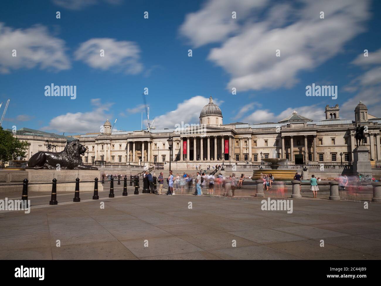 LONDRES, Royaume-Uni - 21 JUILLET 2015 : Trafalgar Square et la National Gallery de Londres pendant la journée. Le flou des gens peut être vu à l'extérieur. Banque D'Images
