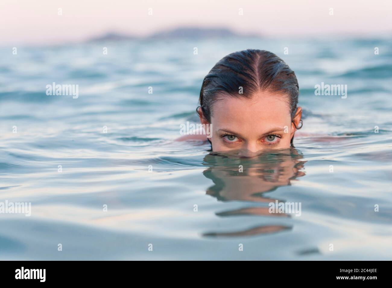 Portrait de femme baignant dans la mer, Sardaigne, Italie Banque D'Images