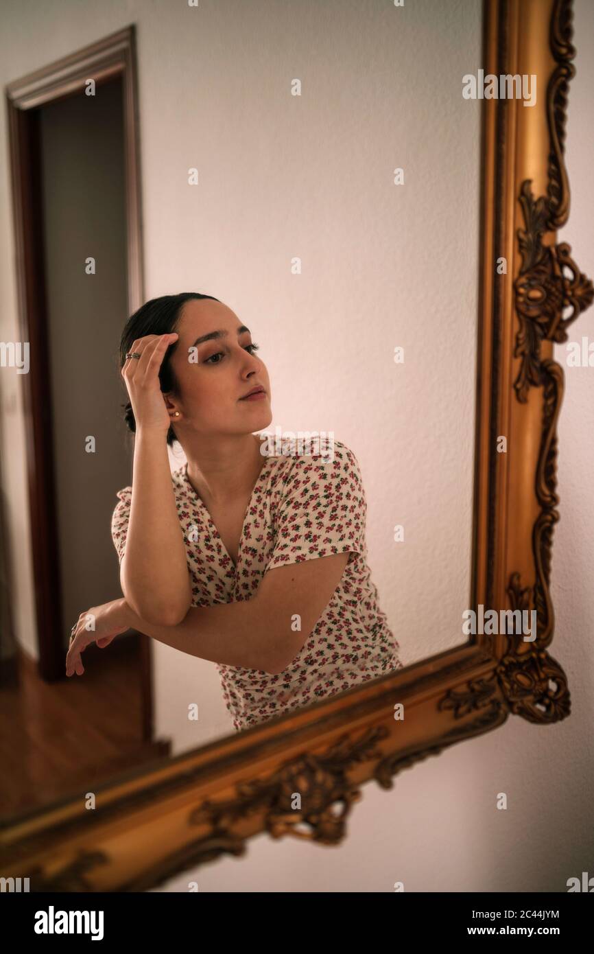 Belle ballerine dansant devant un miroir classique à la maison Banque D'Images