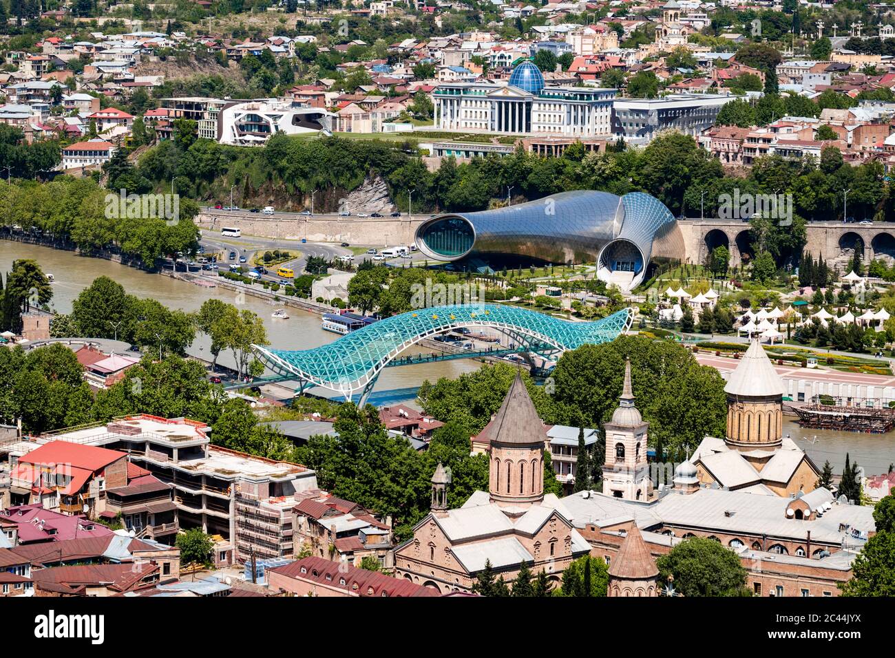 Pont de paix sur la rivière Kura, dans la ville de Tbilissi, en Géorgie Banque D'Images
