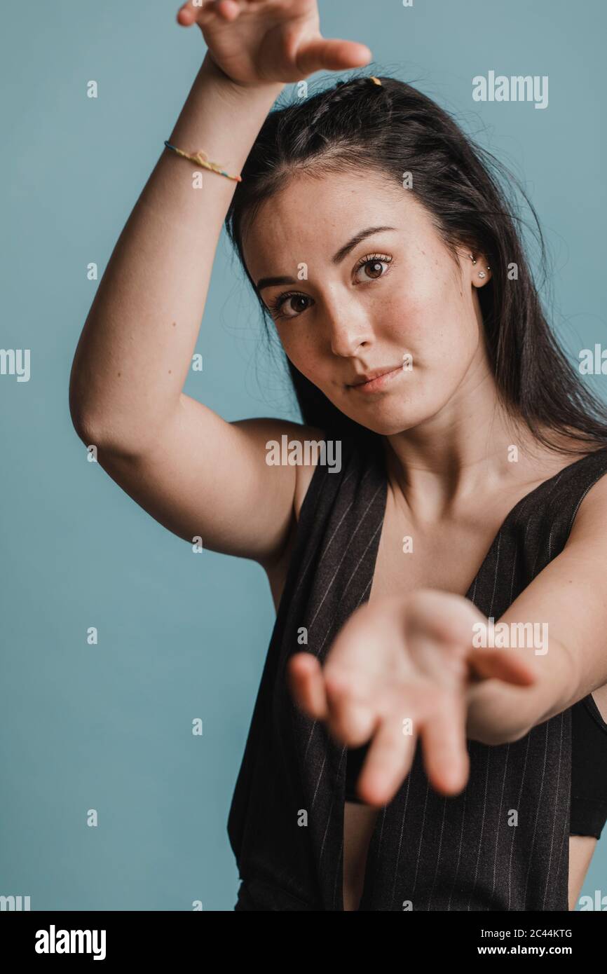 Belle femme se déplaçant les mains devant un fond vert Banque D'Images
