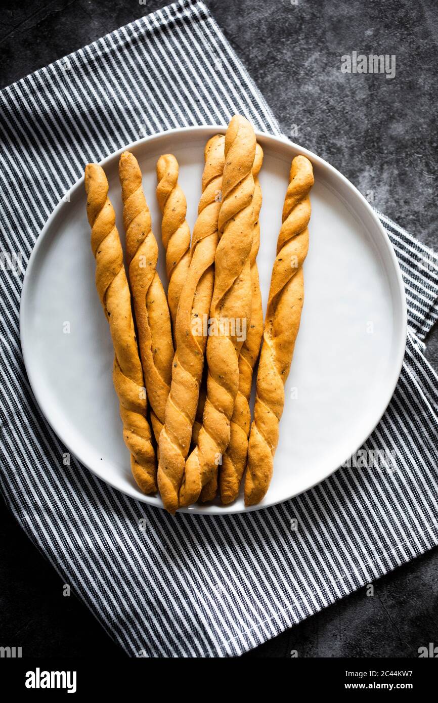 Assiette de gressins italiens frais Banque D'Images