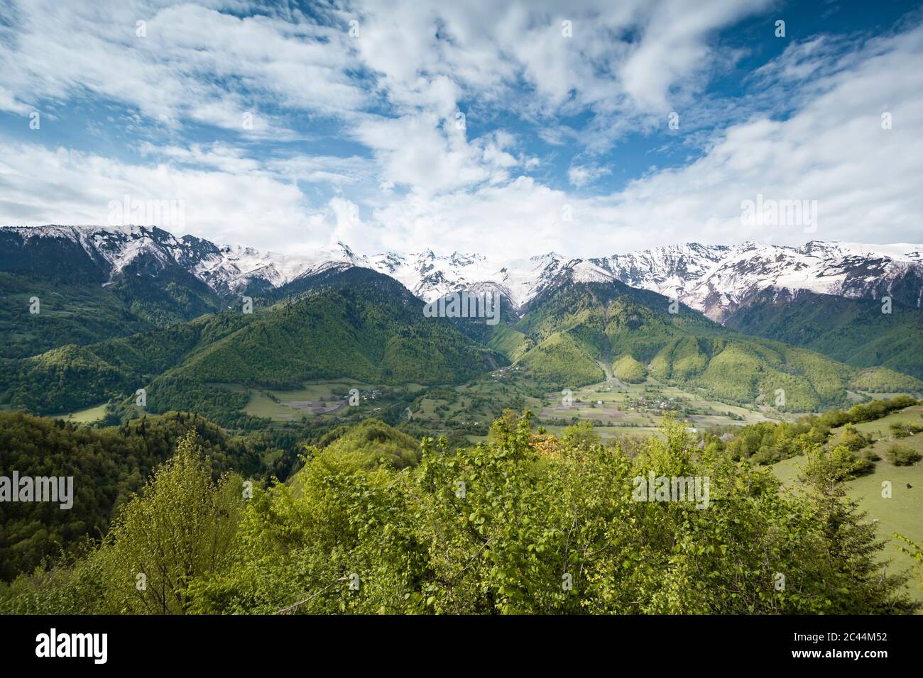 Géorgie, vallée verte du printemps dans la région du Grand Caucase Banque D'Images