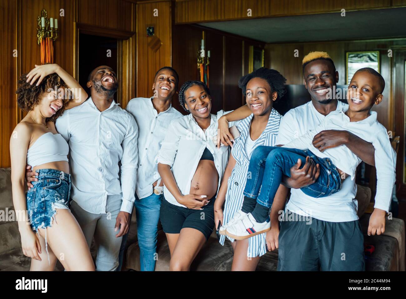 Portrait de famille et d'amis heureux à la maison Banque D'Images