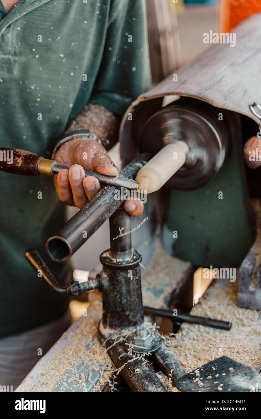 Portrait carpenter holding tout en façonnant un ciseau à bois atelier Banque D'Images