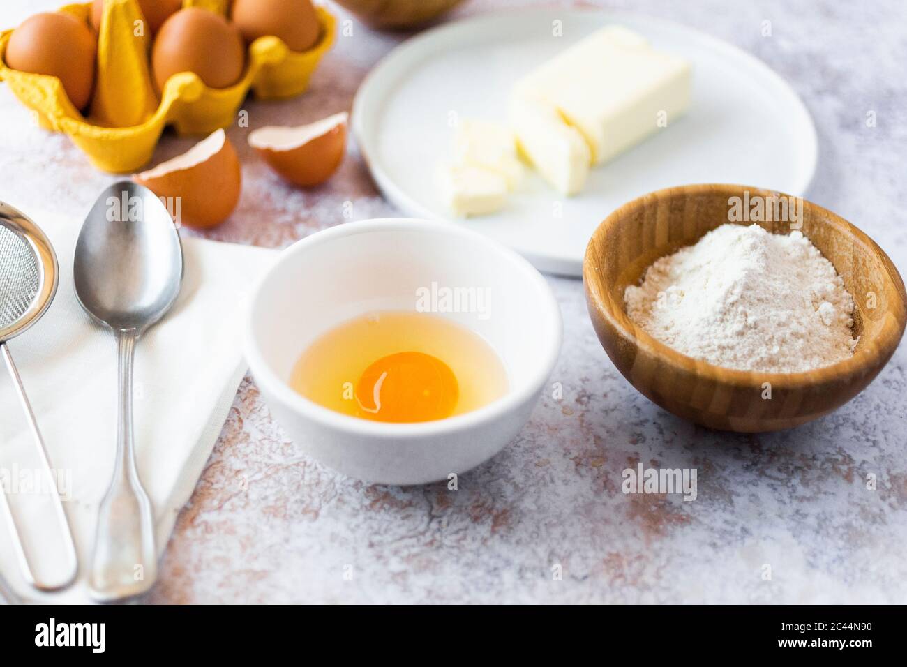 Jaune d'œuf et farine dans deux bols séparés Banque D'Images