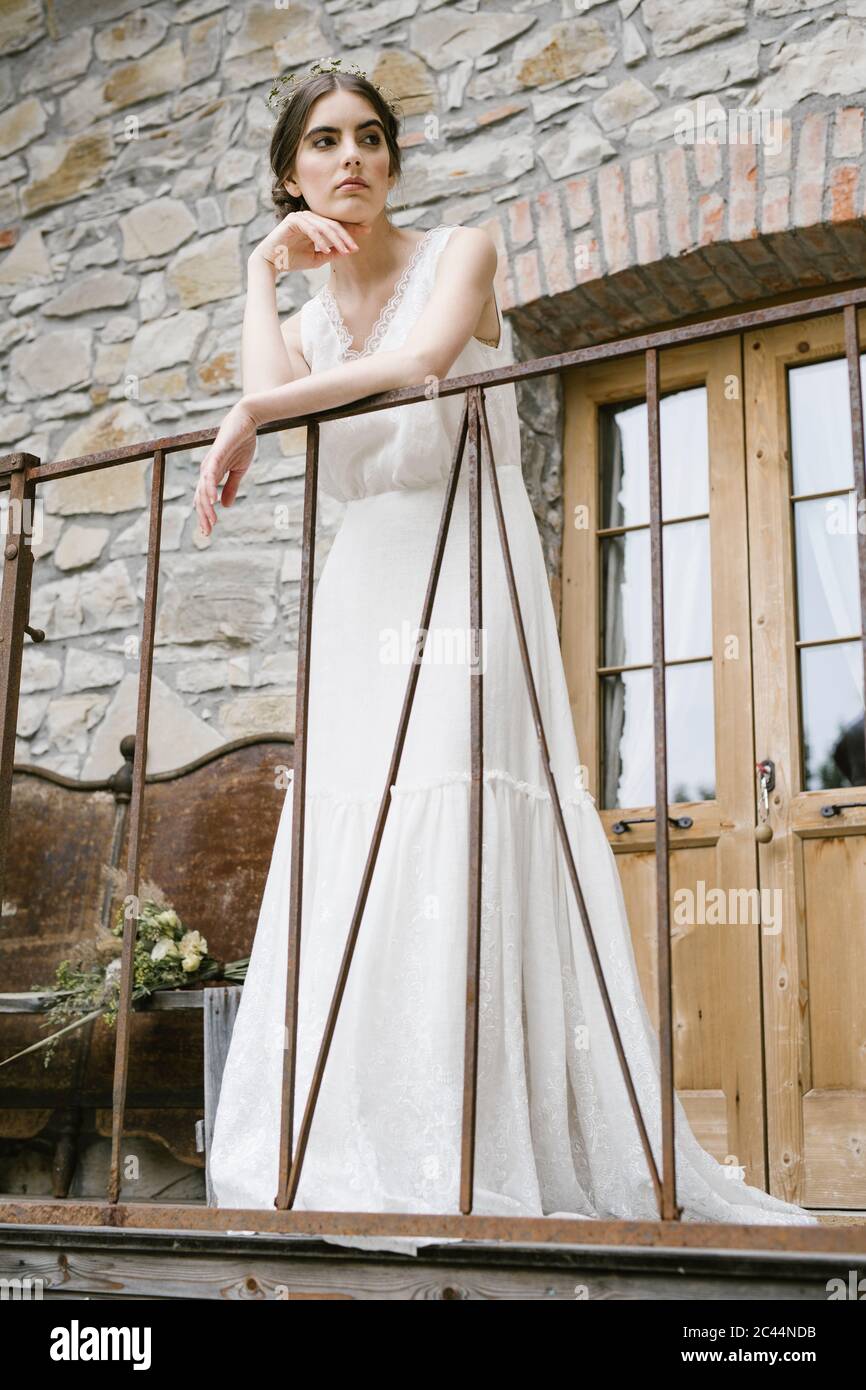 Jeune femme en robe de mariage élégante et bouquet Banque D'Images