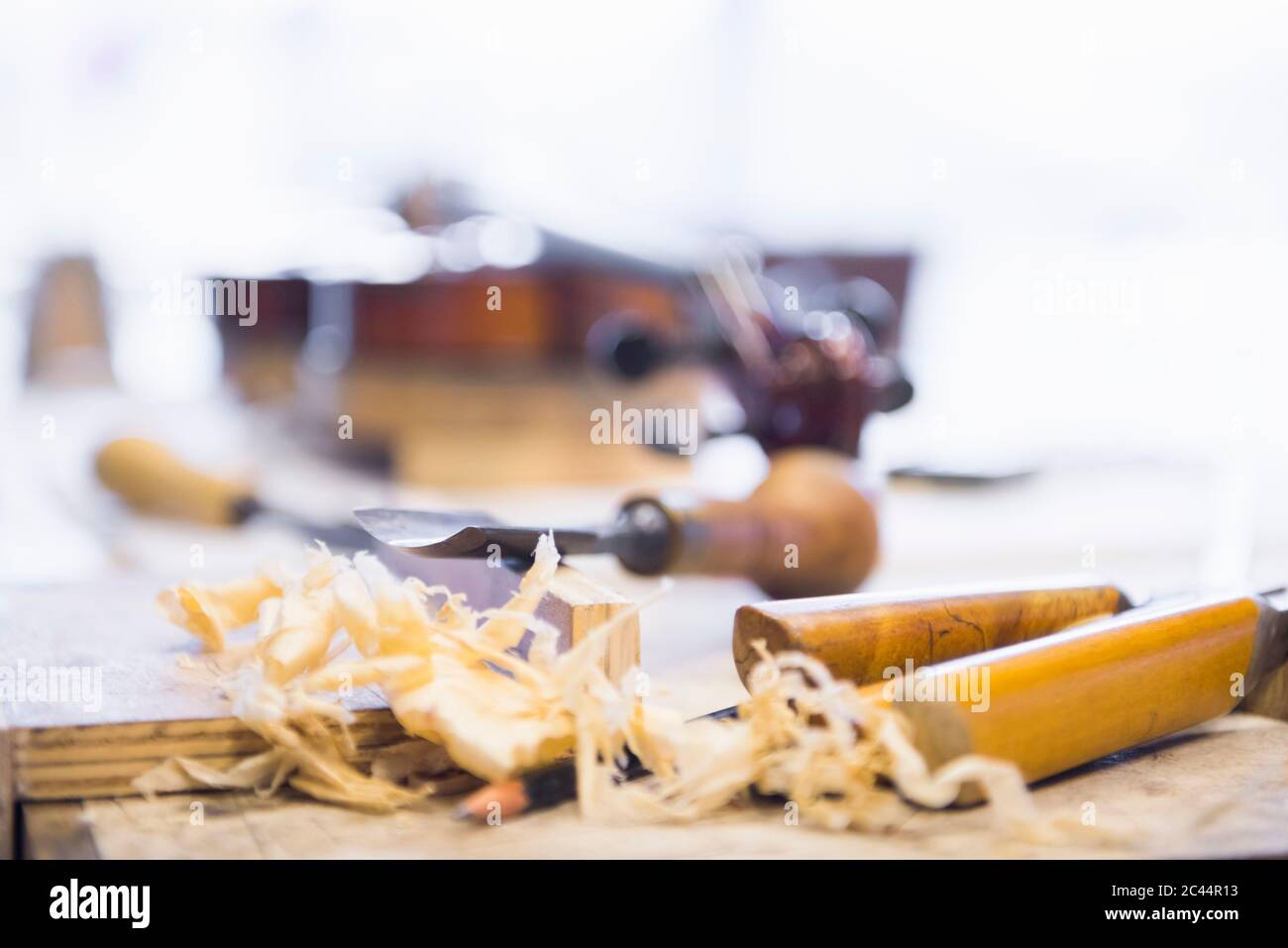 Fabrication de violon, outils et copeaux Banque D'Images