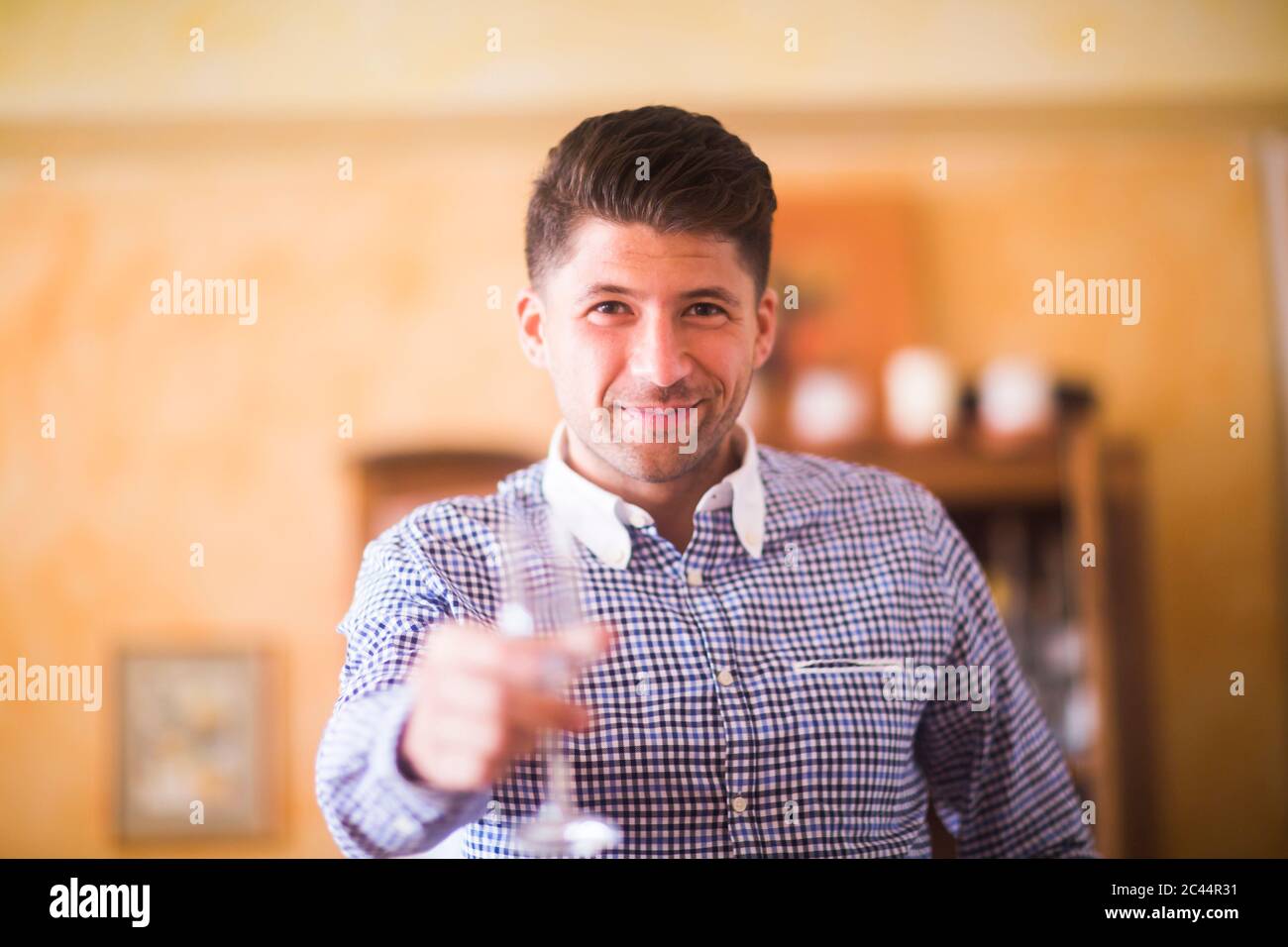 Allemagne, Hanovre, Basse-Saxe, Portrait of handsome man holding wine glass vers la caméra Banque D'Images