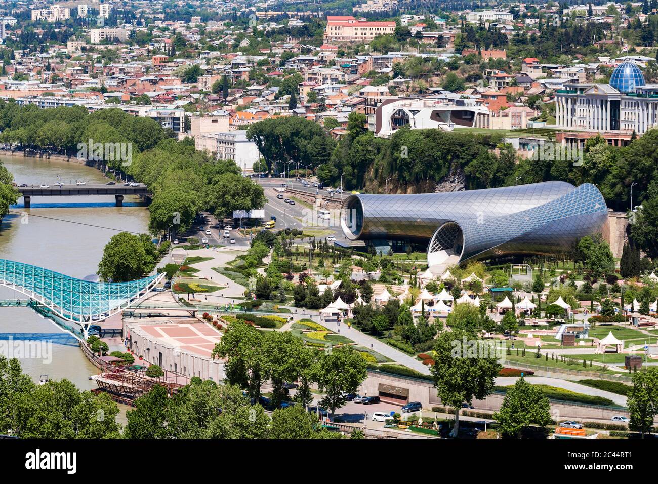 Pont de paix sur la rivière Kura contre le paysage urbain à Tbilissi, Géorgie Banque D'Images